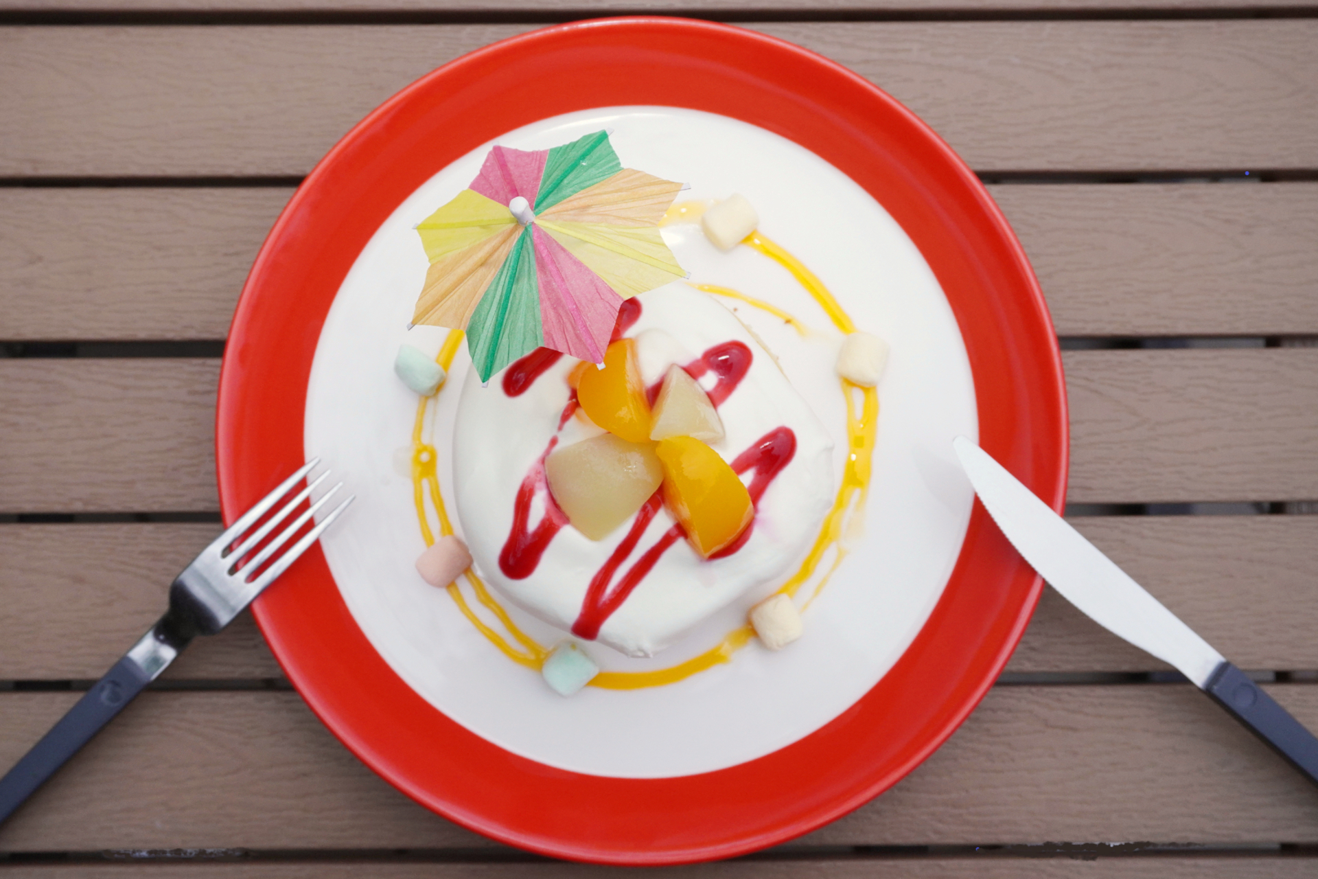 ムーミンママのエプロンみたいな赤の縞々をイメージ。色鮮やかなフルーツと生地のなかにもクリームたっぷり