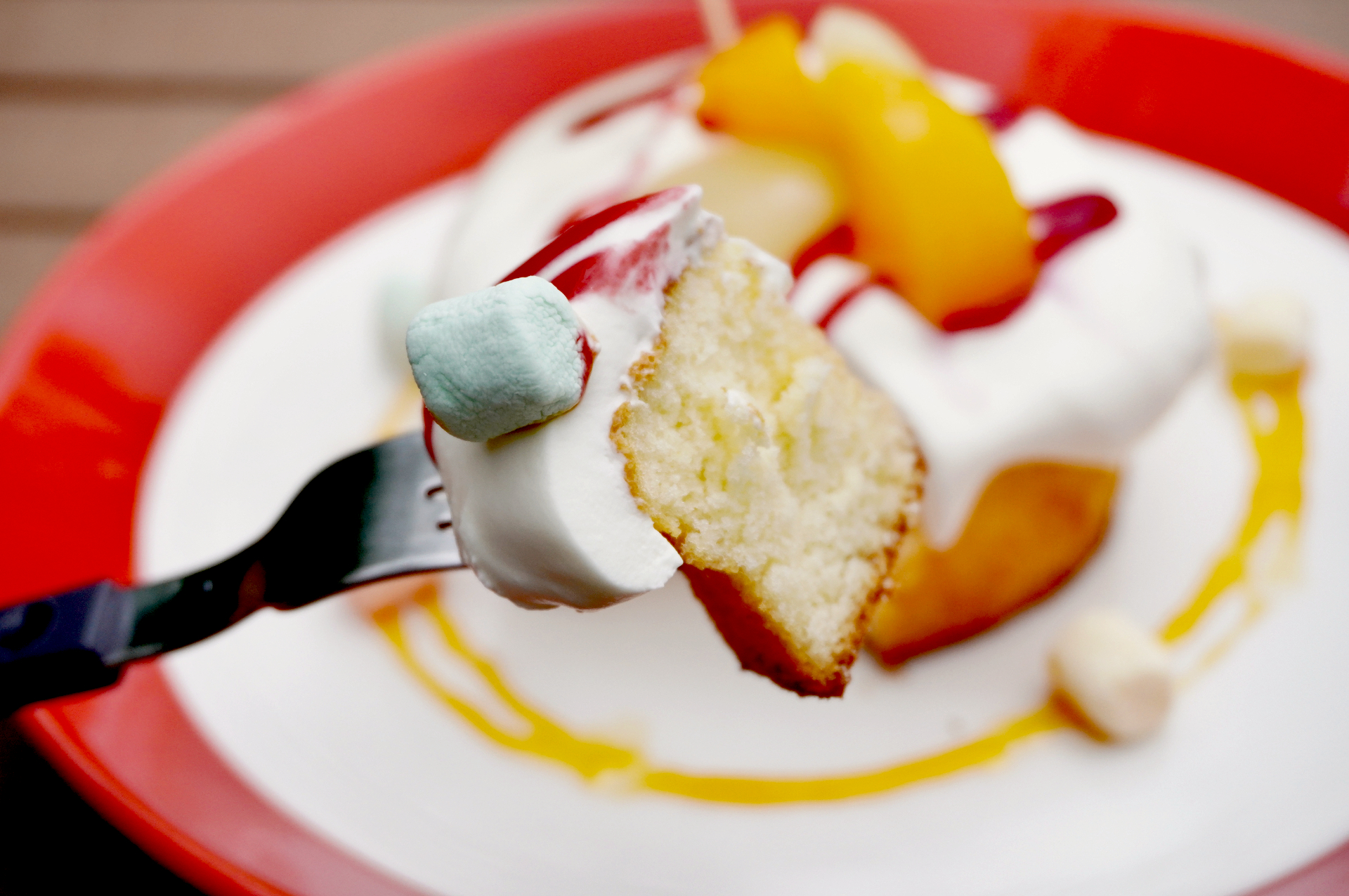 ムーミンママのエプロンみたいな赤の縞々をイメージ。色鮮やかなフルーツと生地のなかにもクリームたっぷり