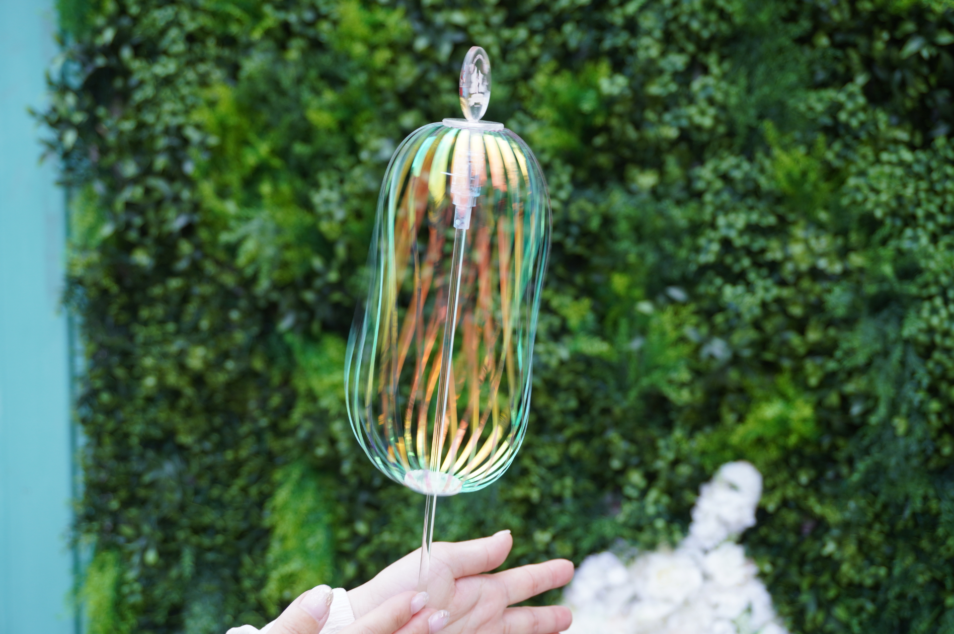 スティック部分を回転させると、虹色の帯がふわふわ漂うシャボン玉のように形を変えて広がる