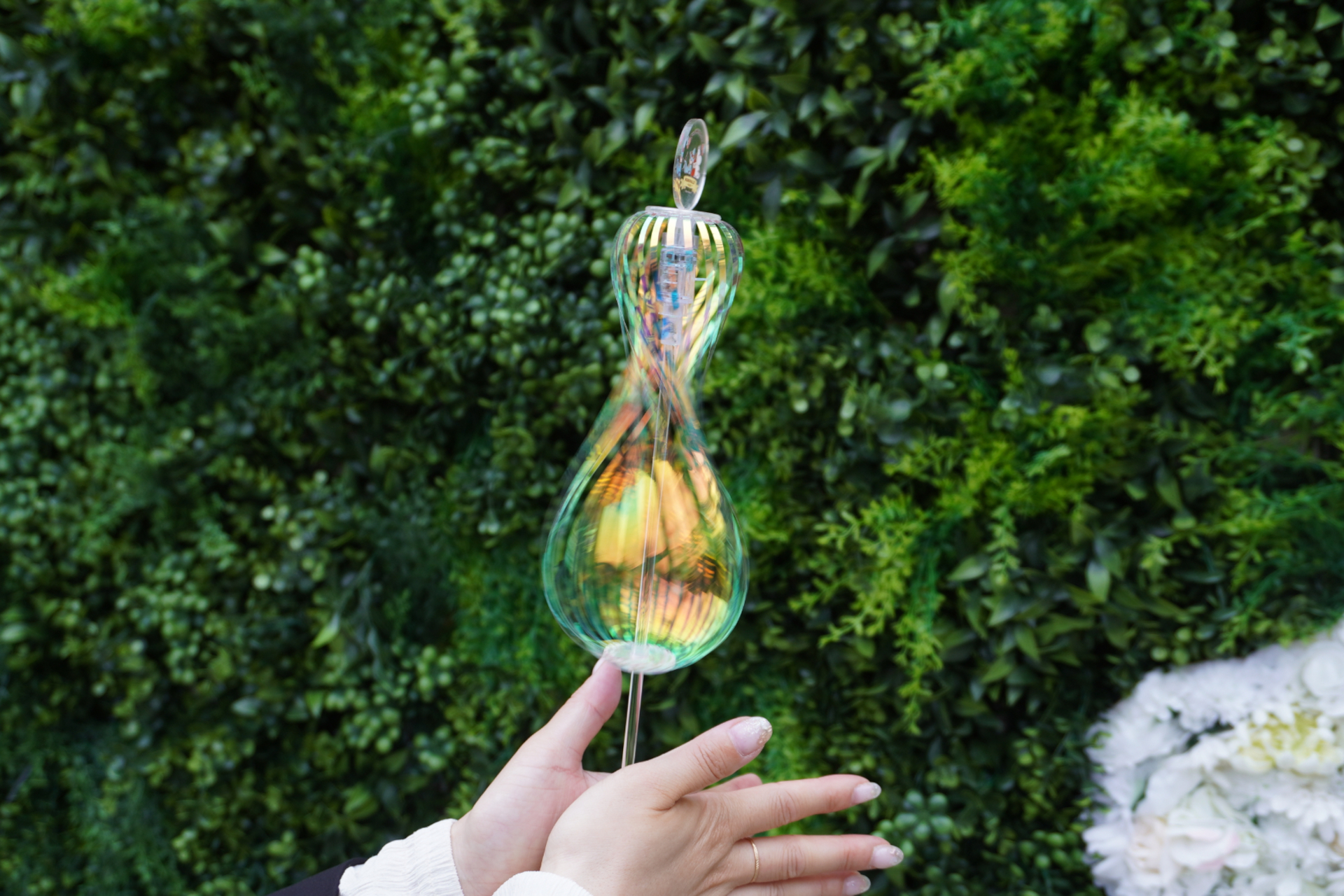 スティック部分を回転させると、虹色の帯がふわふわ漂うシャボン玉のように形を変えて広がる