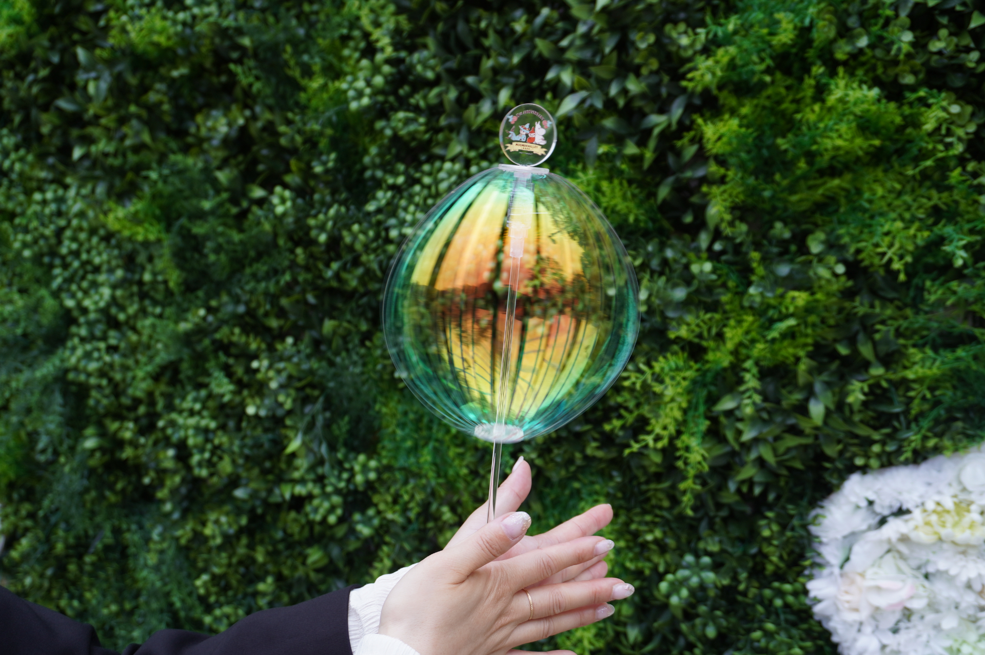 スティック部分を回転させると、虹色の帯がふわふわ漂うシャボン玉のように形を変えて広がる