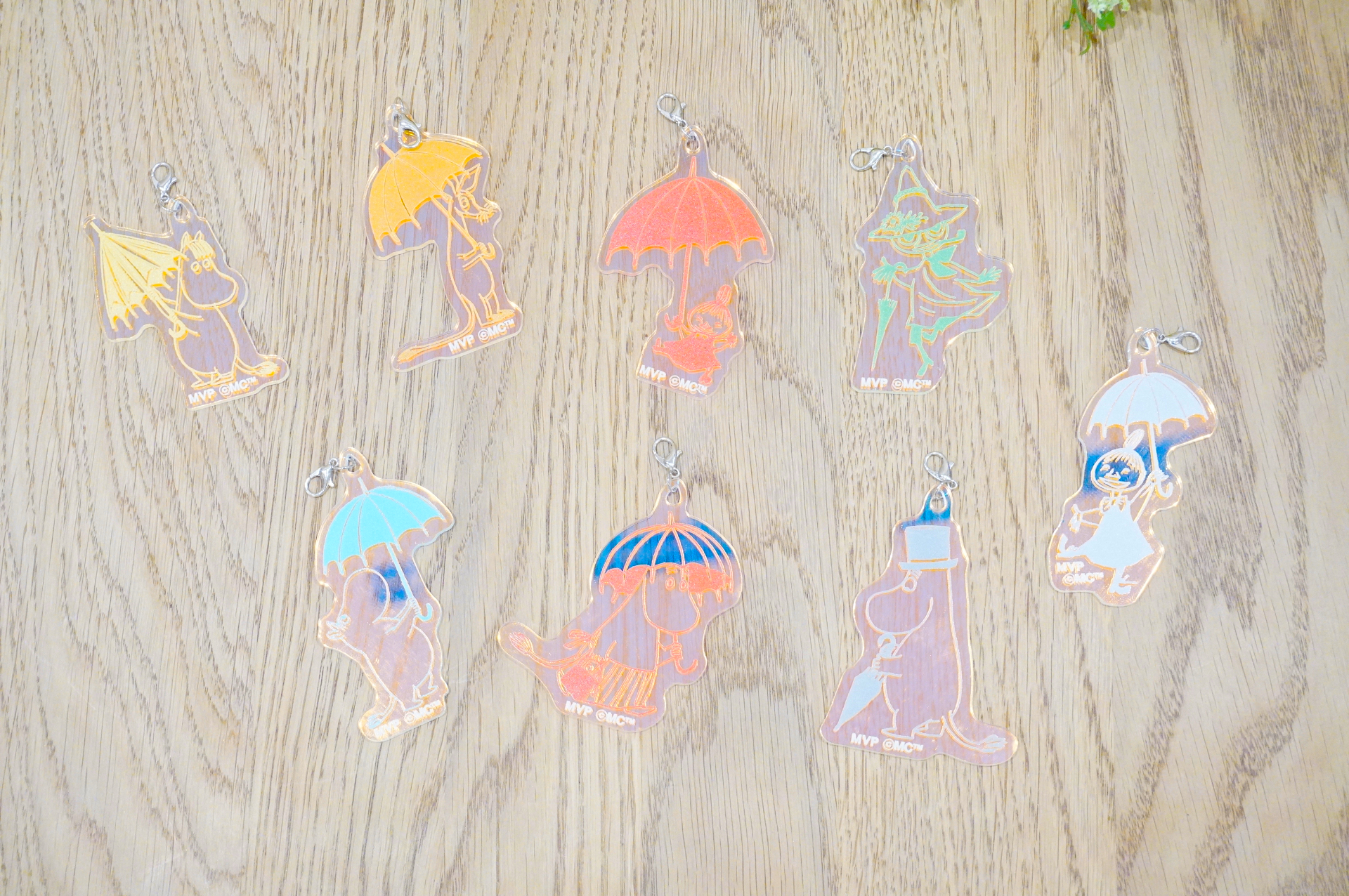 見る角度で七色に変化する「オーロラアクリルチャーム」（900円）。何が出るかは開けてからのお楽しみ