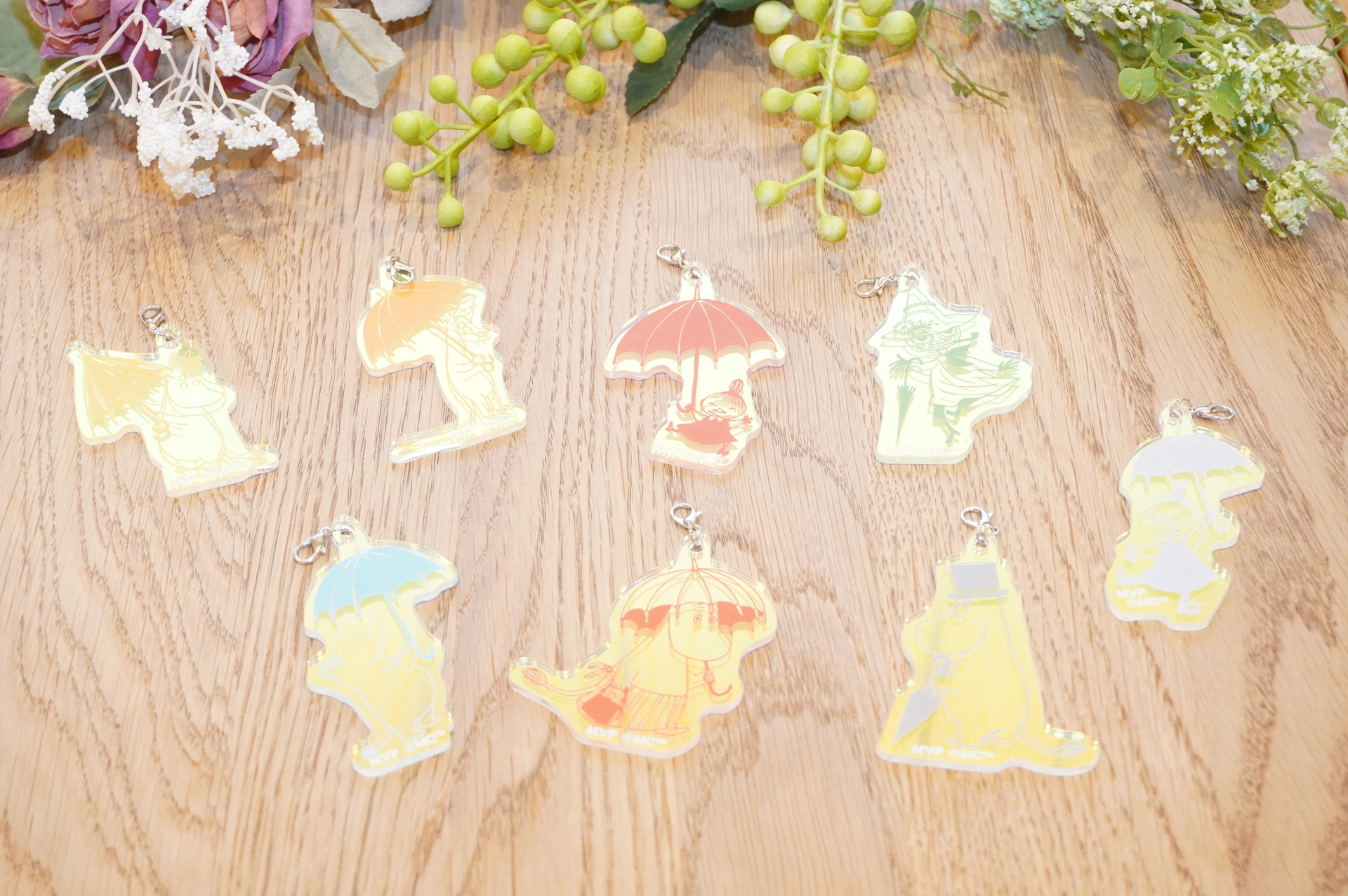 見る角度で七色に変化する「オーロラアクリルチャーム」（900円）。何が出るかは開けてからのお楽しみ