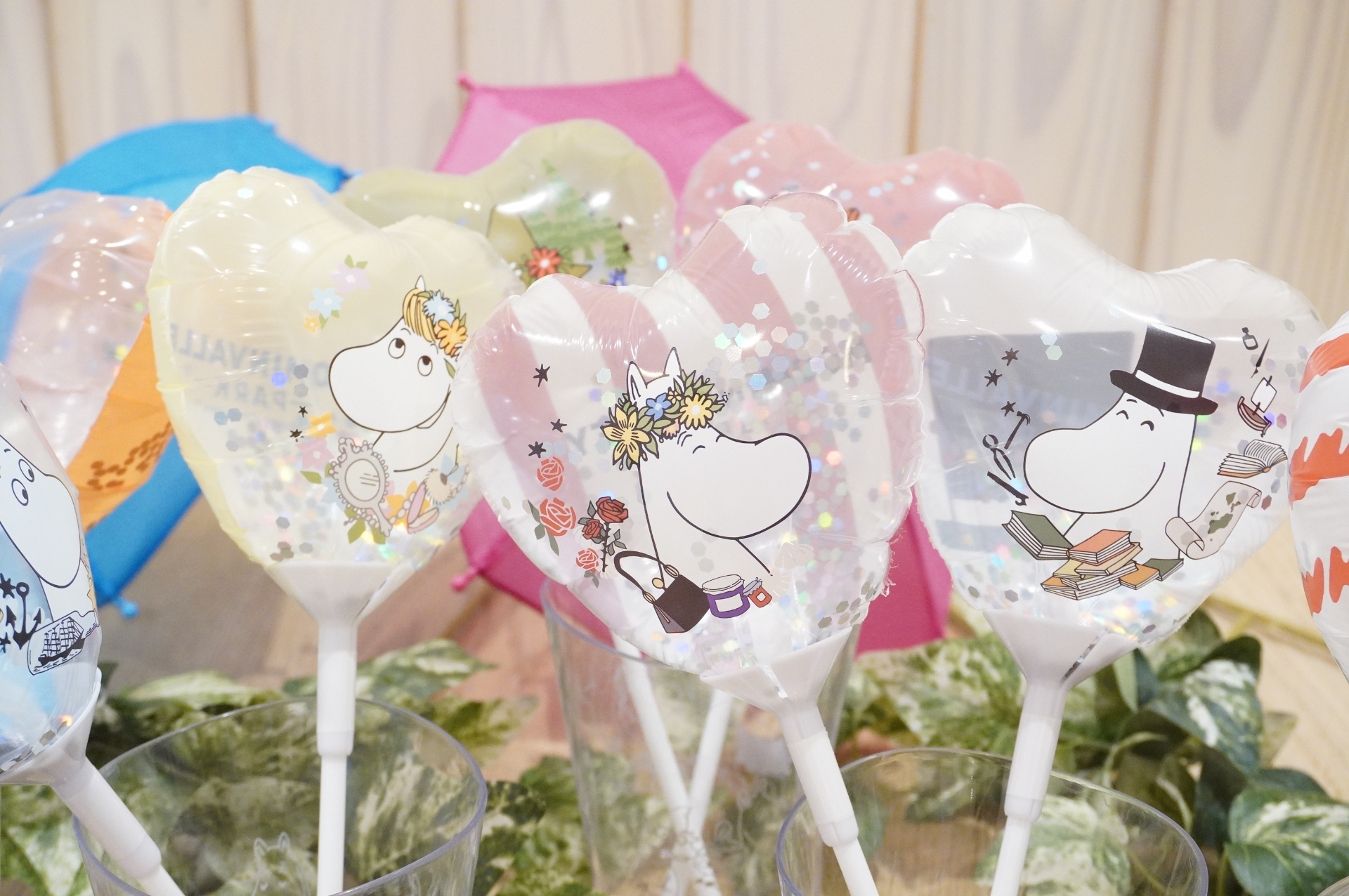 ムーミン谷の仲間たちが勢ぞろいの手持ちスティックバルーン（各700円）