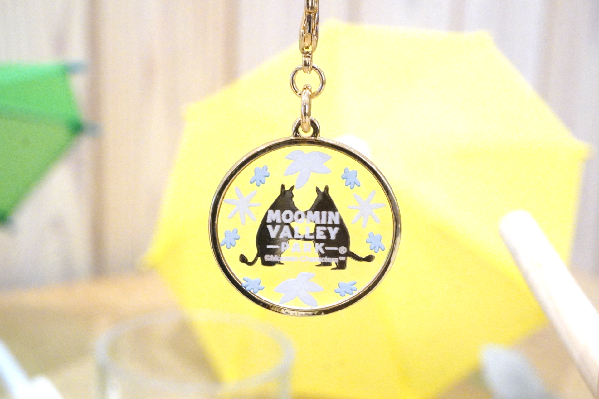 キャラクターのシルエットをゴールドであしらい、裏側にはムーミンバレーパークのロゴも描いたお洒落な傘マーカー