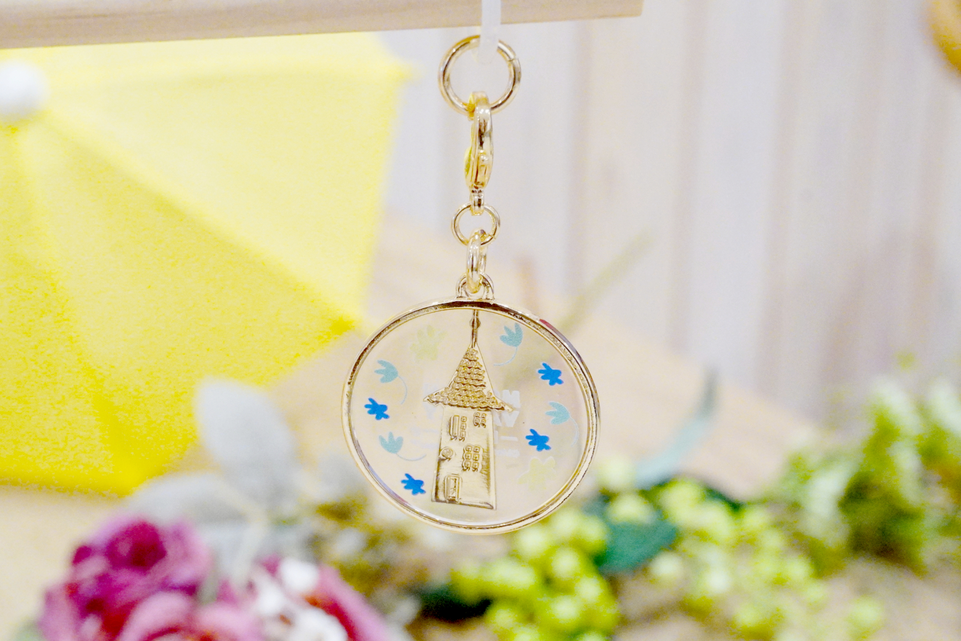 キャラクターのシルエットをゴールドであしらい、裏側にはムーミンバレーパークのロゴも描いたお洒落な傘マーカー