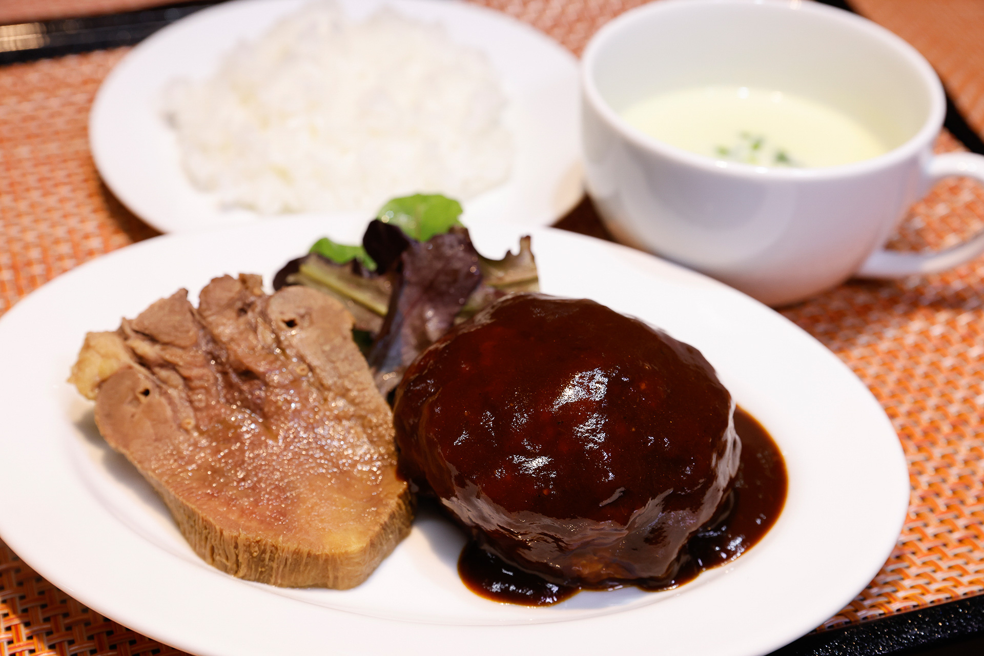 SUGO！牛たんハンバーグ定食」（1500円）。宮城名物の牛タンを使ったハンバーグで、添えられている牛タンは地元名物の仙台味噌煮込み。優しい味わいのずんだポタージュ付き