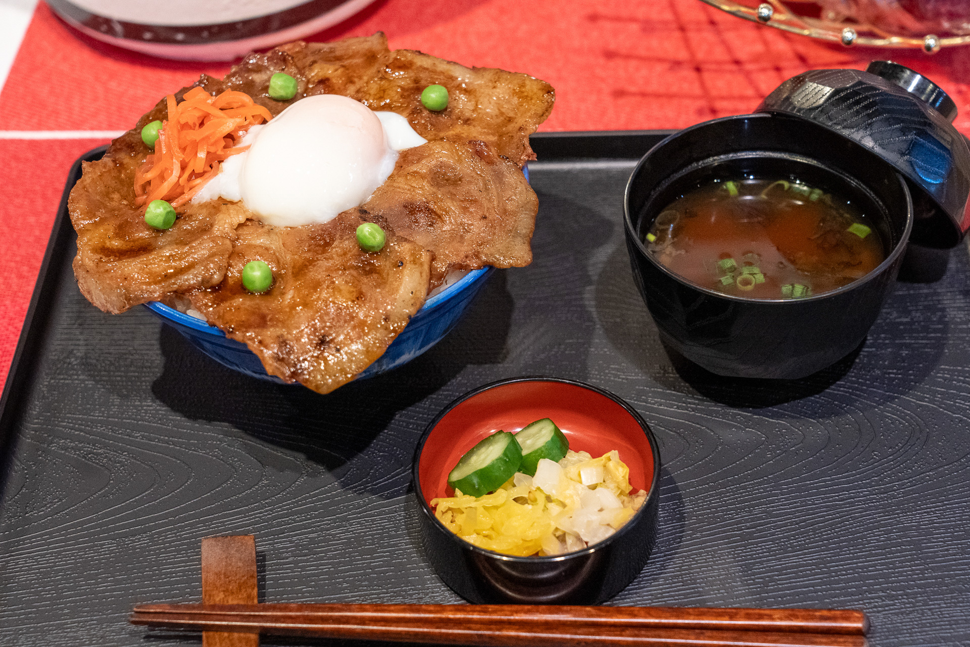 「市原豚丼温玉のせ」（1300円）。千葉県市原産のこしひかりに千葉県産の北総豚の肩ロースを豪快にトッピング。たれを付けながら七輪の炭で丁寧に焼き上げているのがウリ