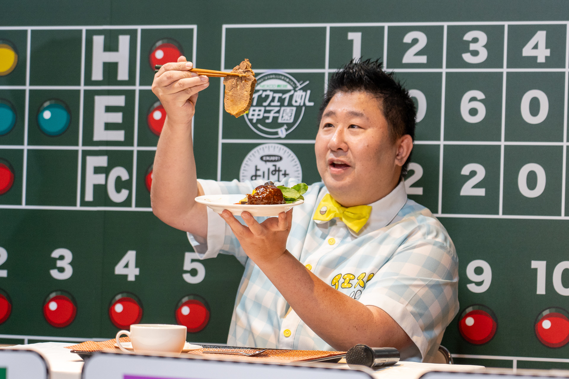 ハンバーグに添えられている厚切り牛タンの仙台味噌煮込みを持ち上げるはっしーさん