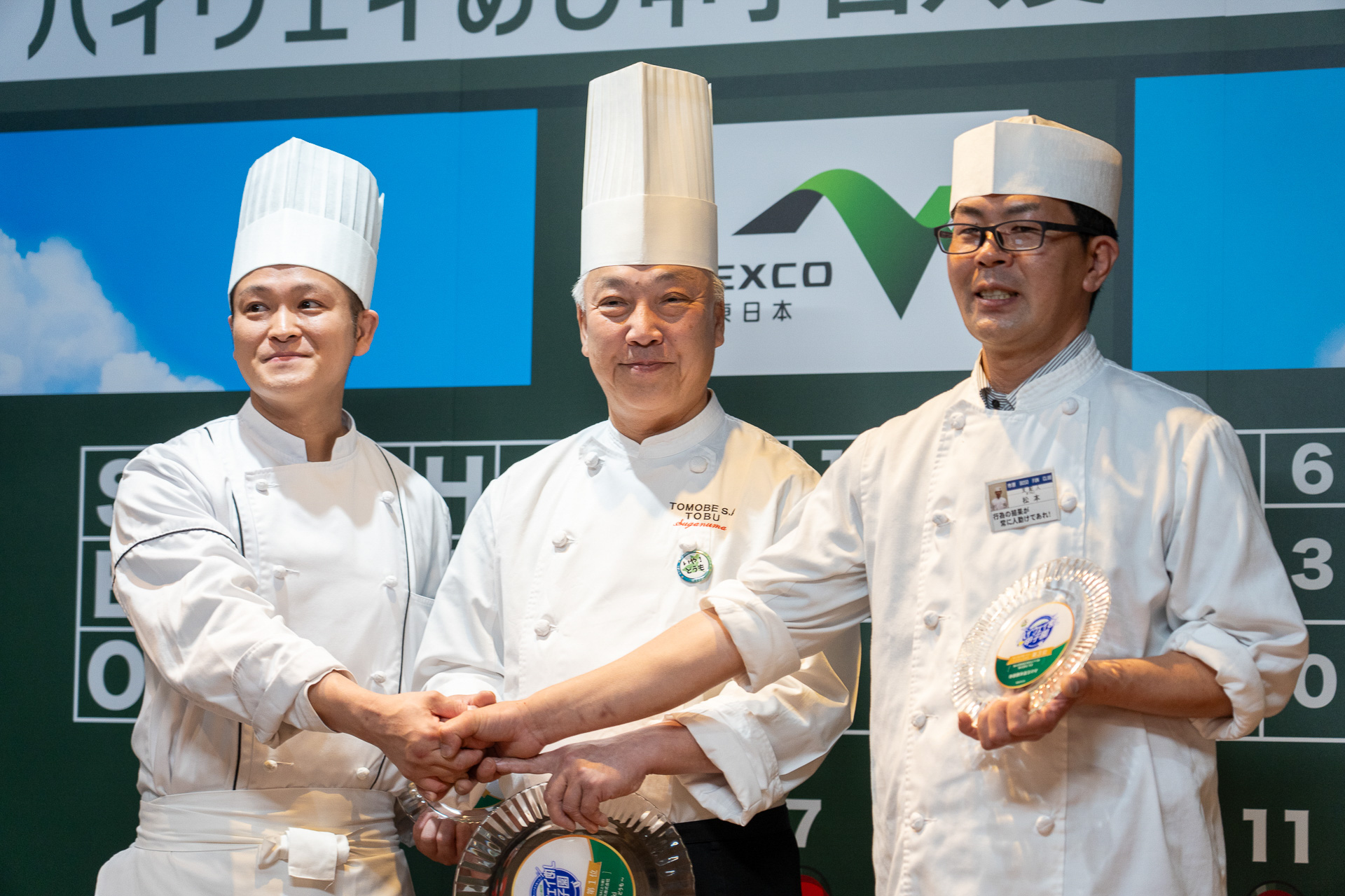「またこの場所で会いましょう！」とかたい握手をかわしたシェフたち