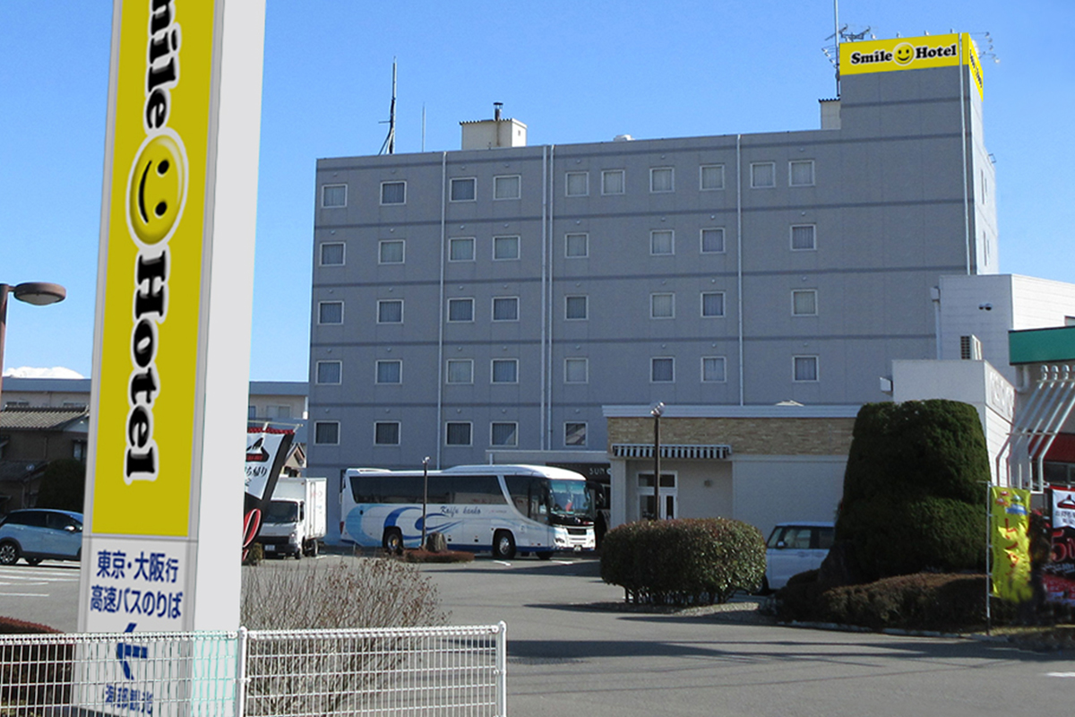 ホテルの敷地内には高速バスの停留所も