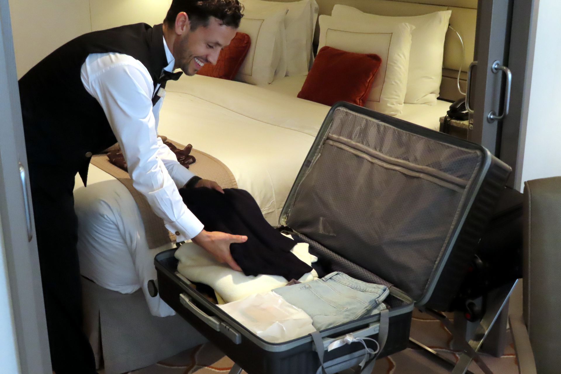 荷解きや室内での食事のセッティングなど、頼めば何でもやってくれるバトラー