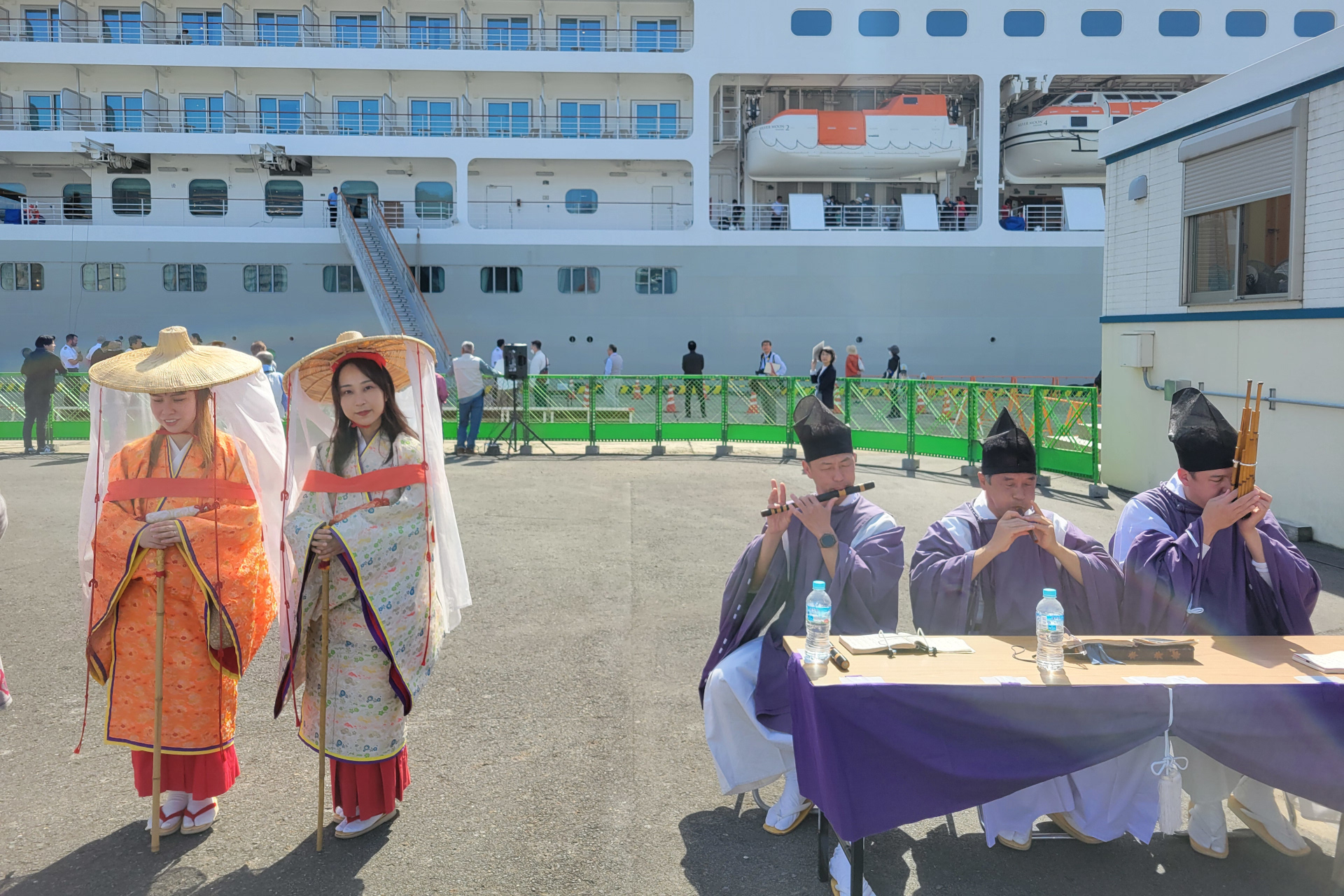 各寄港地では地元ならではの歓迎と見送りで楽しませてもらえる