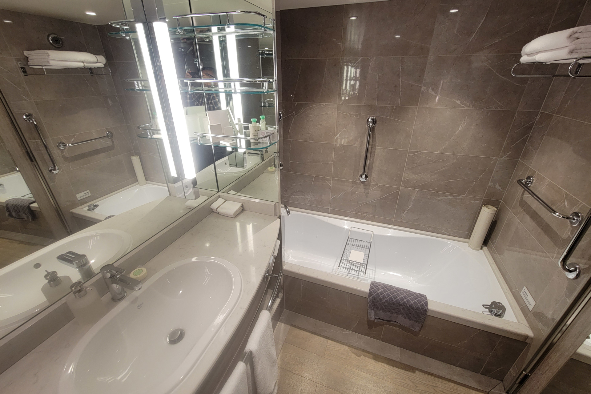 広々としたバスルーム