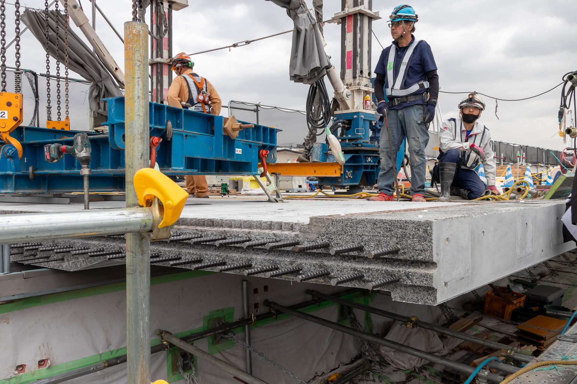 床版を設置しているところ。ミリ単位の精度が要求される