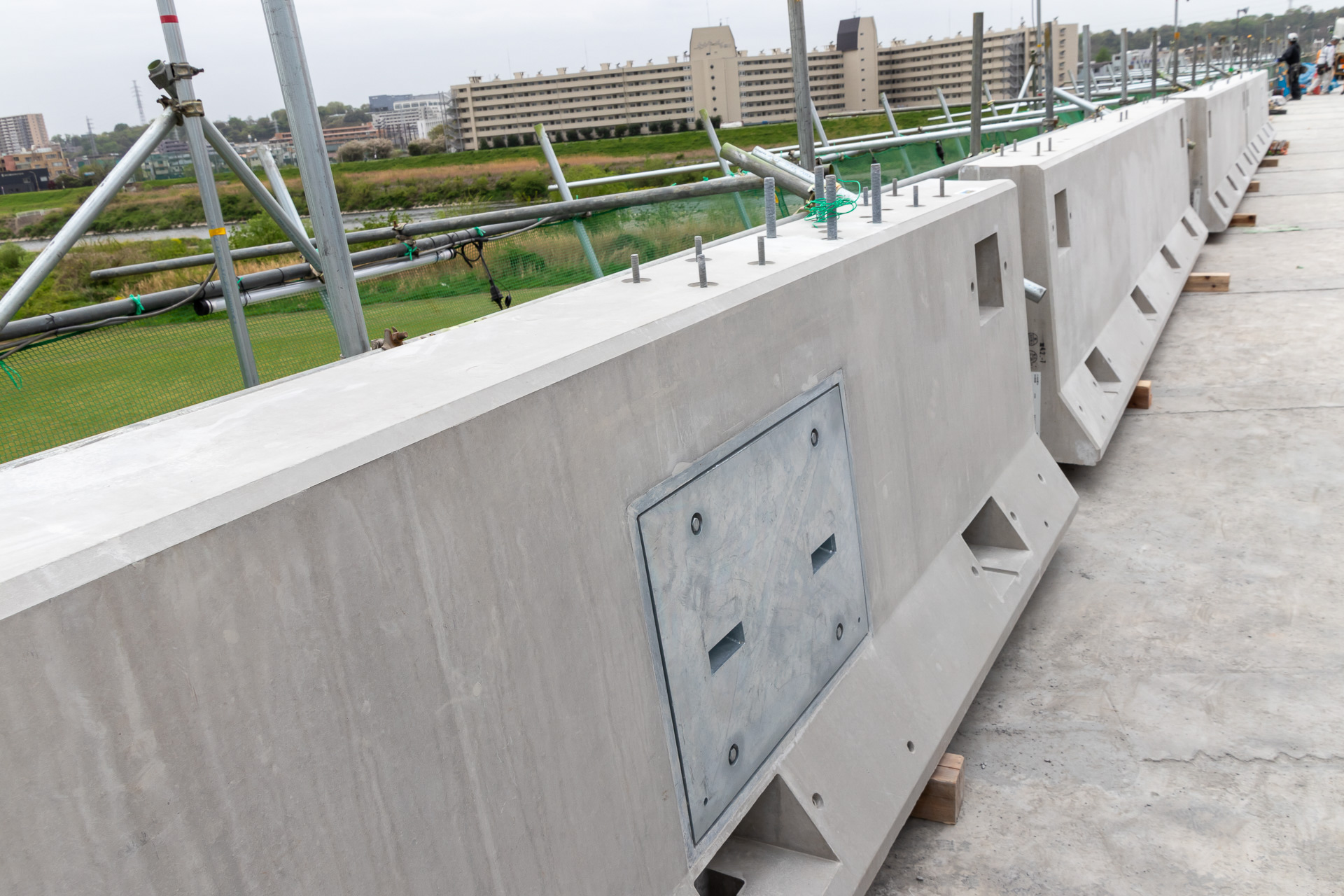 製作された部材をつなぎ合わせればよいEMC壁高欄。EMCは「Easy Maintenance＆Construction」の略