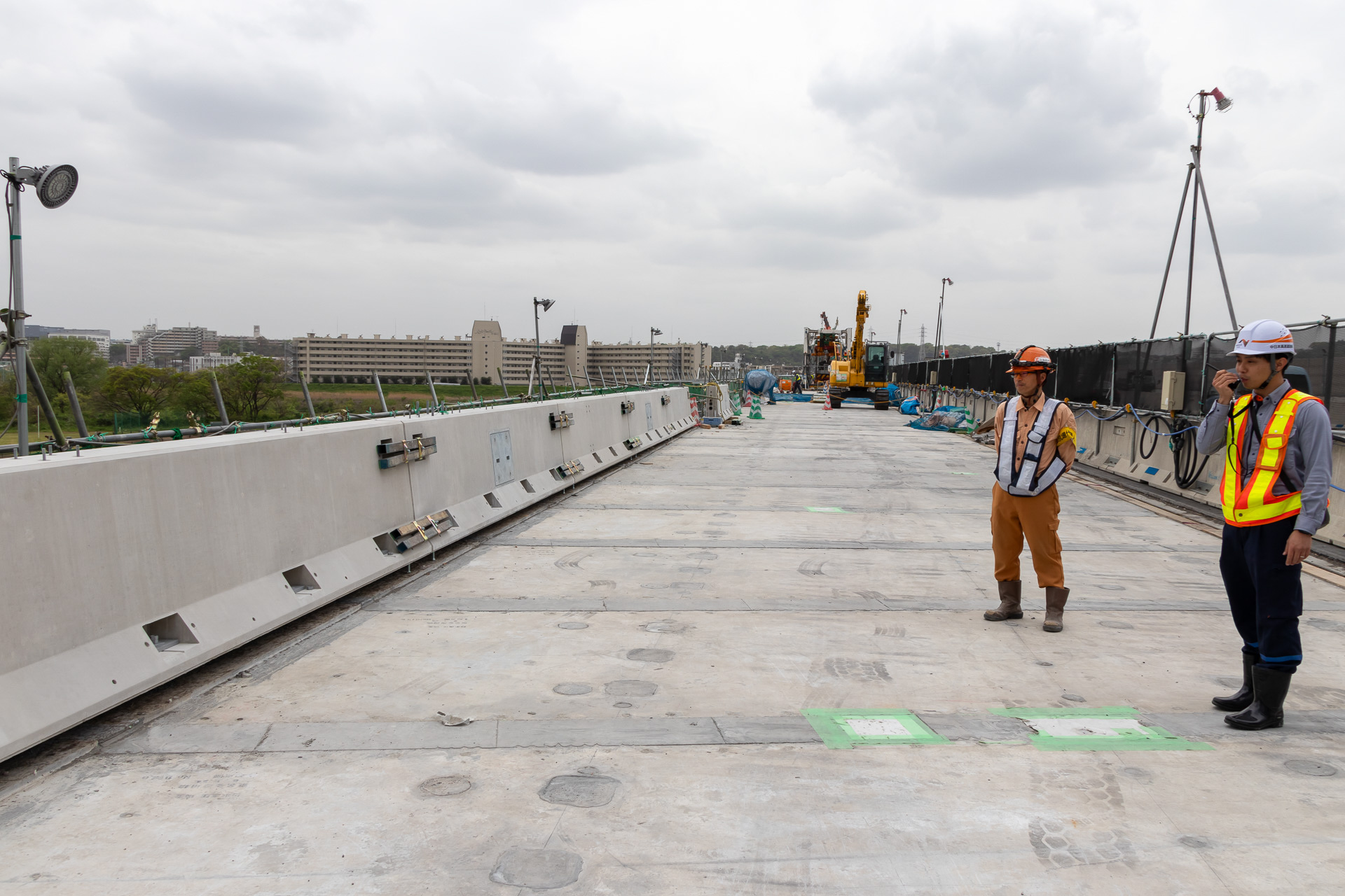 床版を設置し、EMC壁高欄を仮止めした工事エリア。今後はアスファルト舗装などを行なう