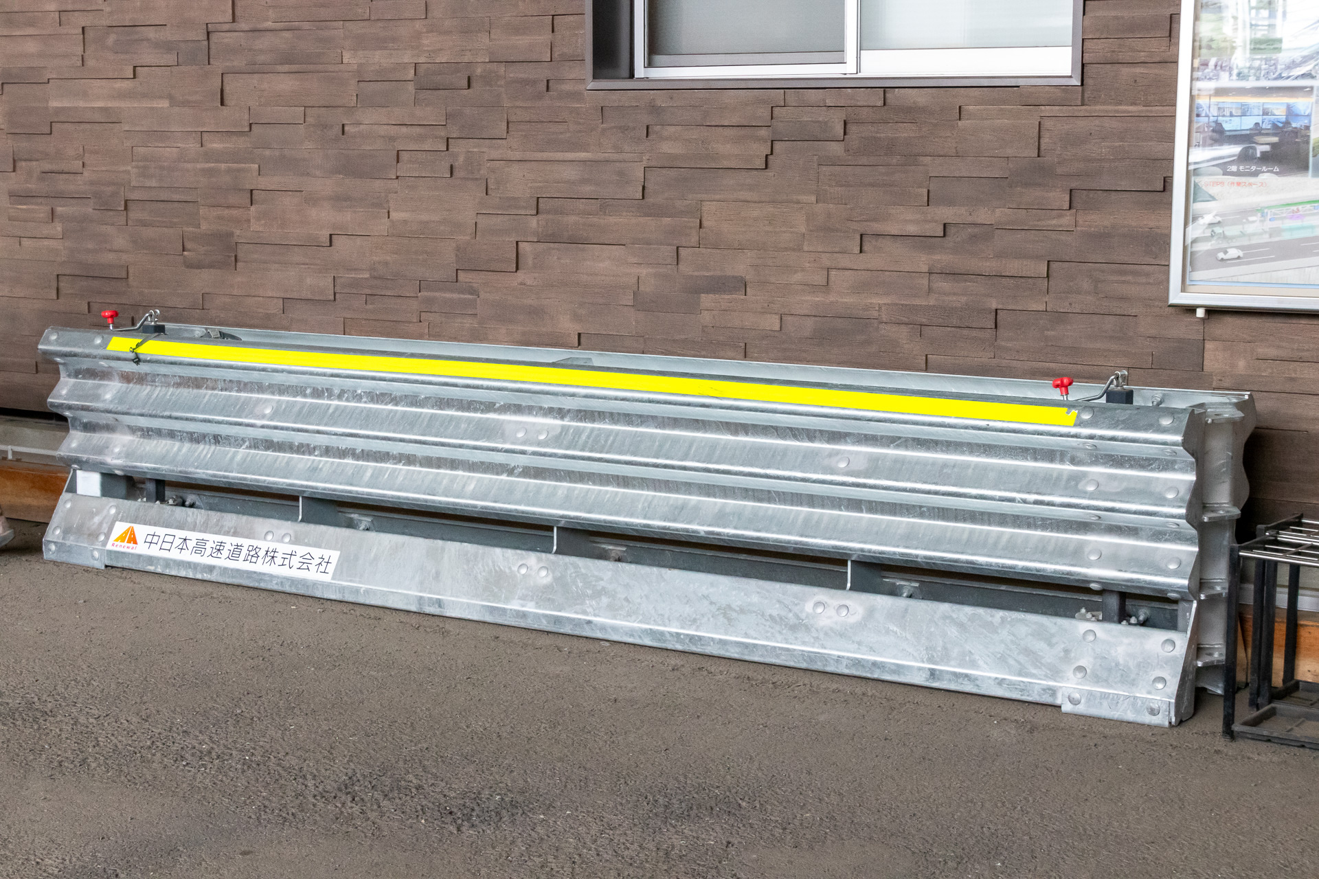 人力で移動できるバルカンバリア。長さ4mの鋼製で、重量は約470kg。米国の自動車衝突試験方法（NCHRP350）TL-3、TL-4による評価基準を満たしている