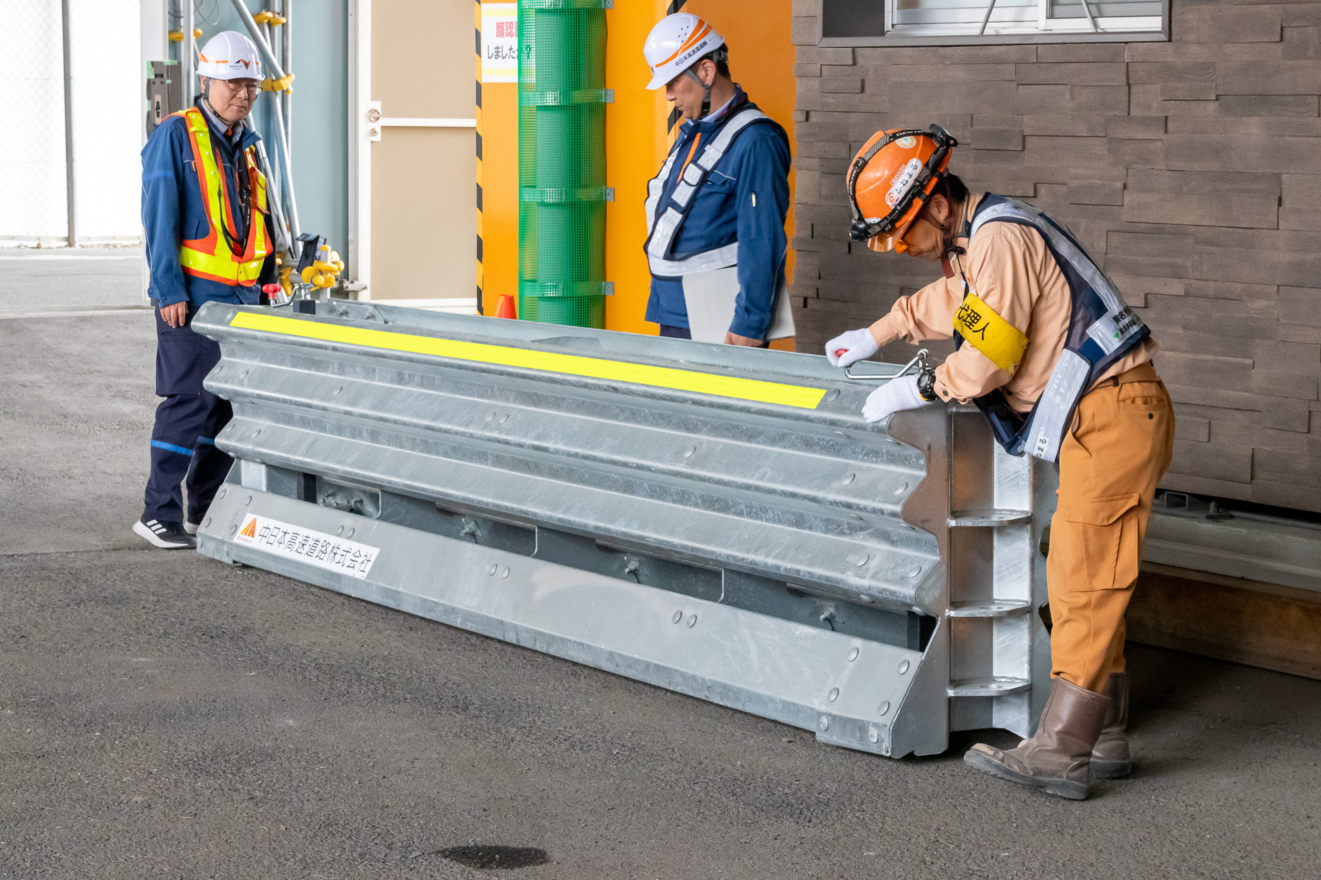 レバーを回してホイールをジャッキアップさせて移動する