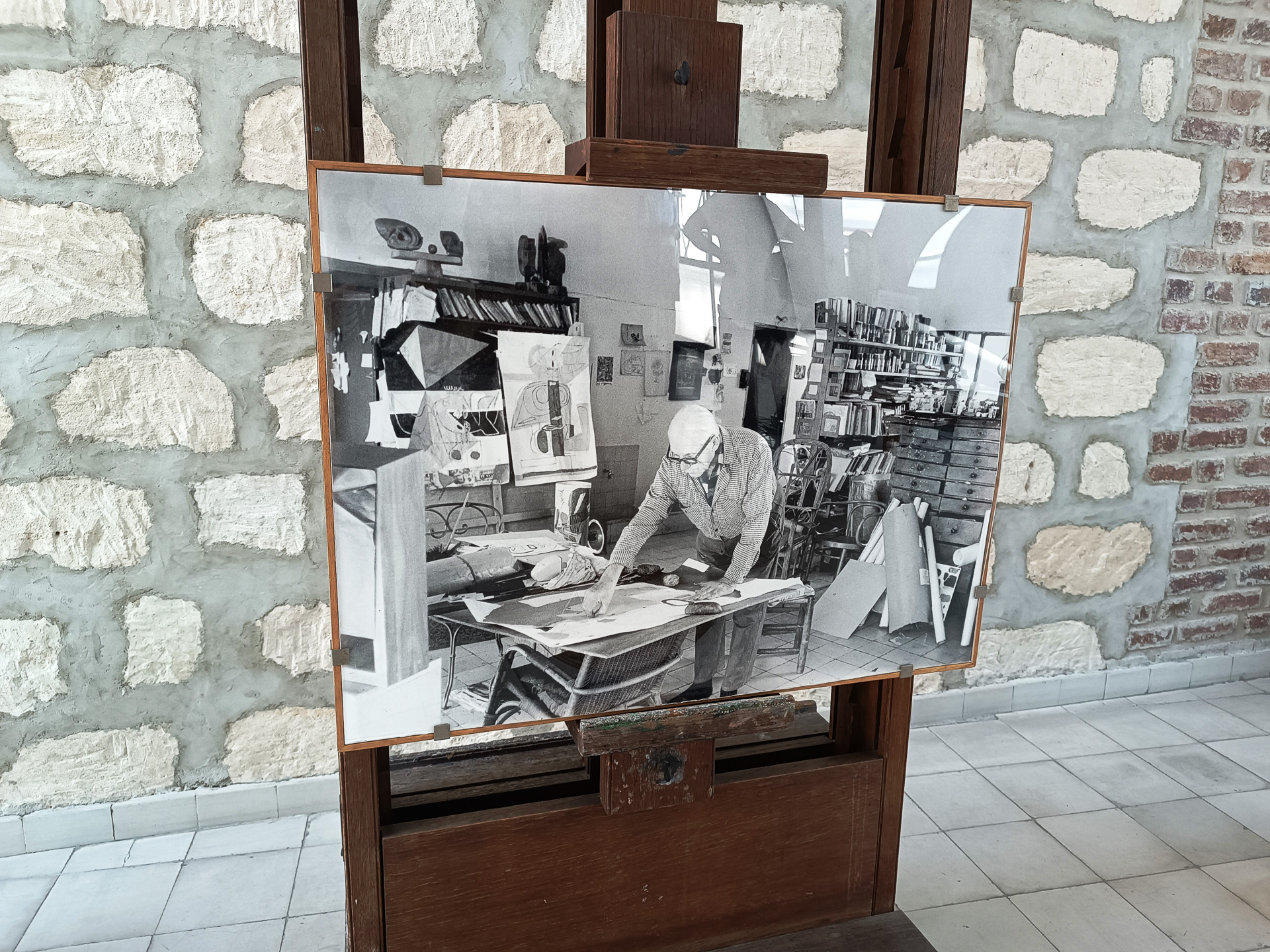 アトリエとして使っていたスペースには、コルビジェが制作をしているときの様子を写した写真が飾られていました