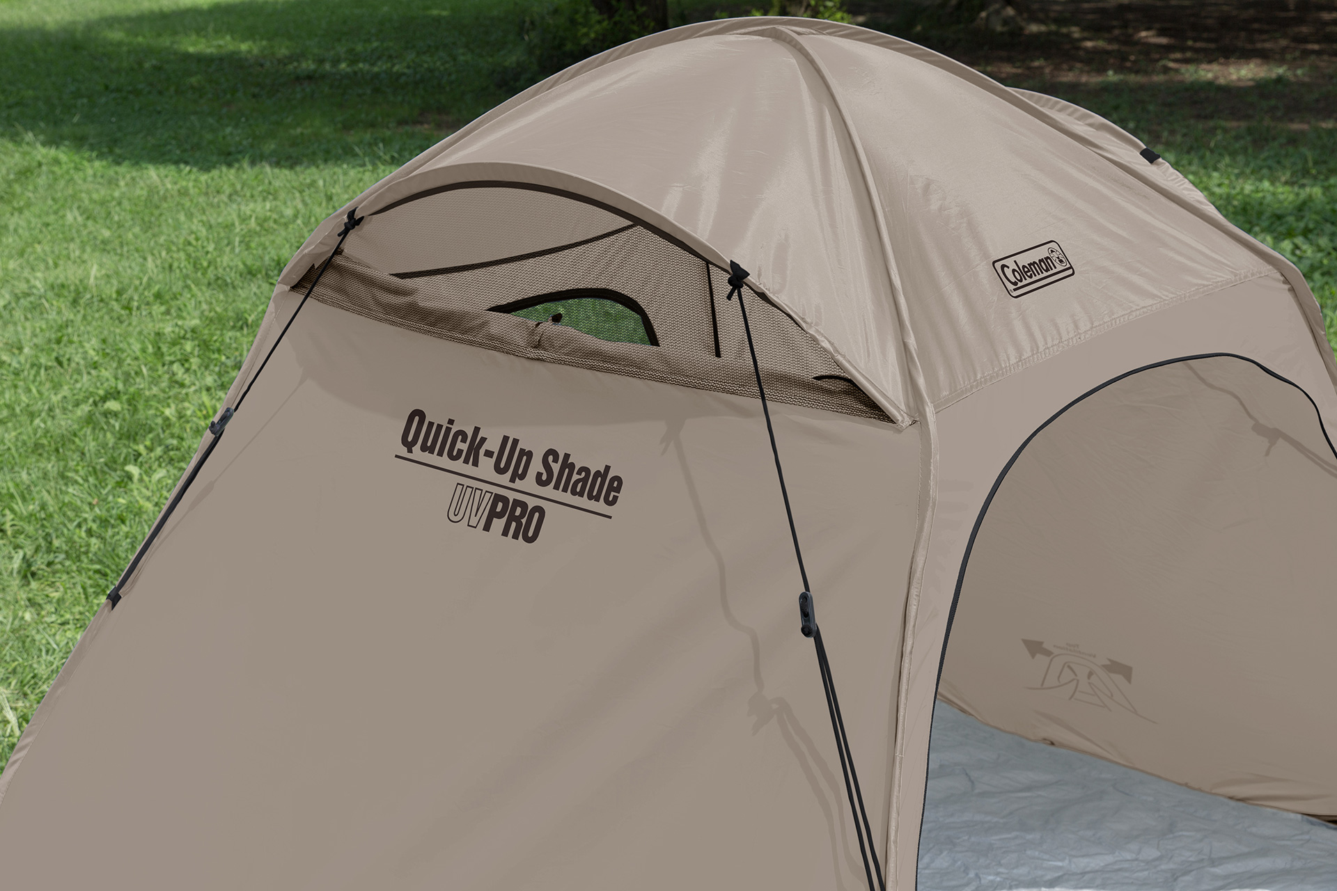 「クイックアップシェード」にはトップベンチレーションが搭載され、シェード内の通気性を高めるとともに広いヘッドスペースも確保する