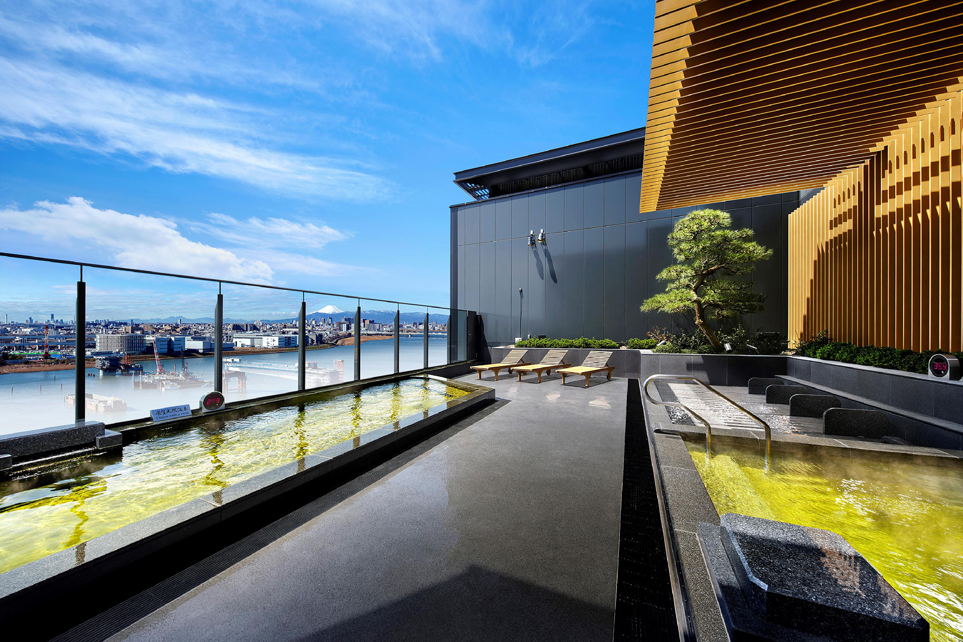 地下約1500mから組み上げた天然温泉、2種のサウナと3種の岩盤浴も楽しめる