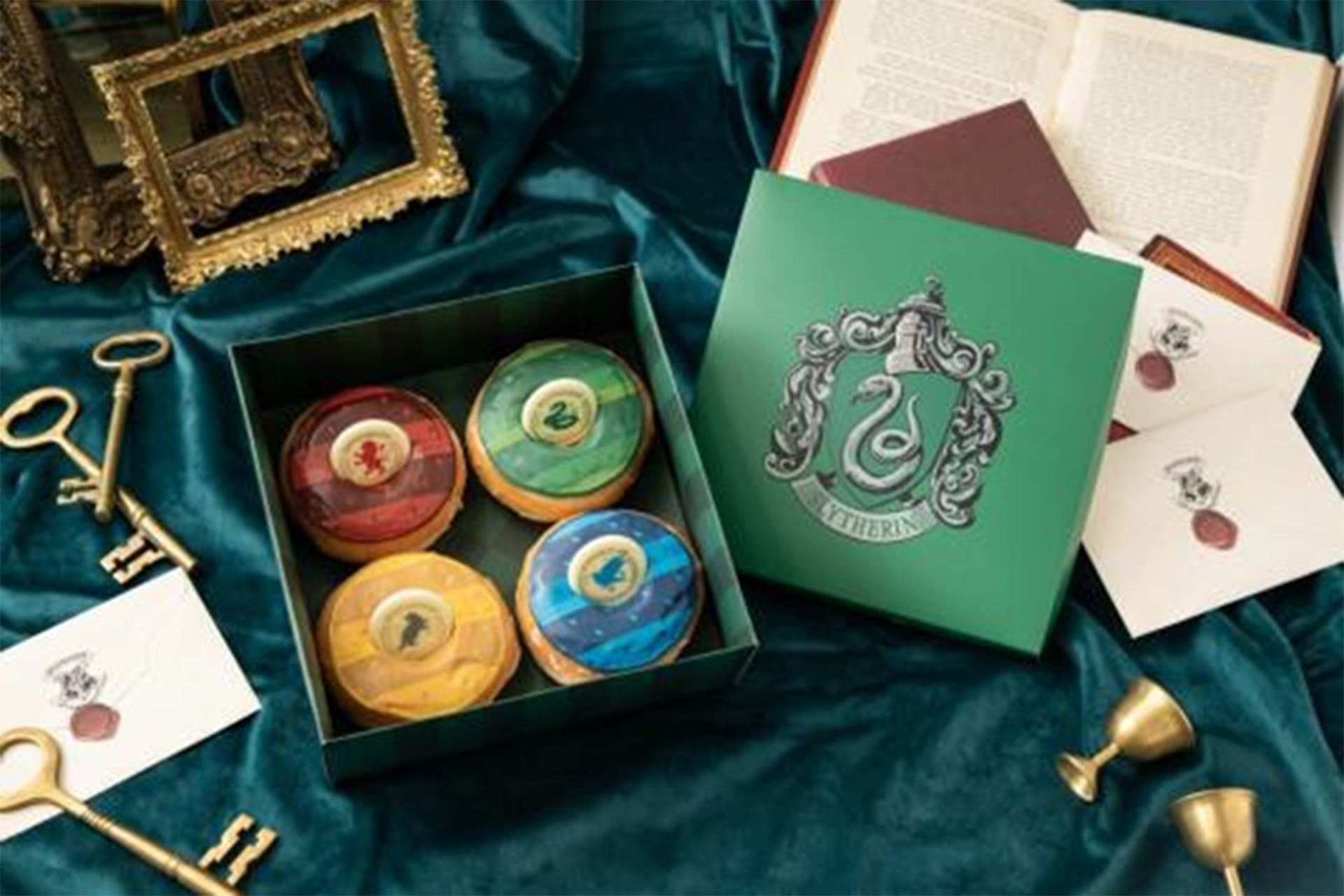 ハリー・ポッターカフェのテイクアウト専用店が開業。写真は「ドーナツ4寮セット」