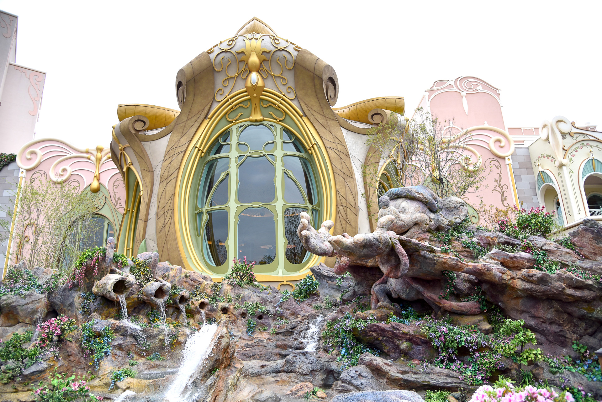 魔法の泉に住む精霊が魔法で作り出した造形が魔法の泉の周囲に見られる。こちらは映画「ファンタジア」のミッキーマウスたち