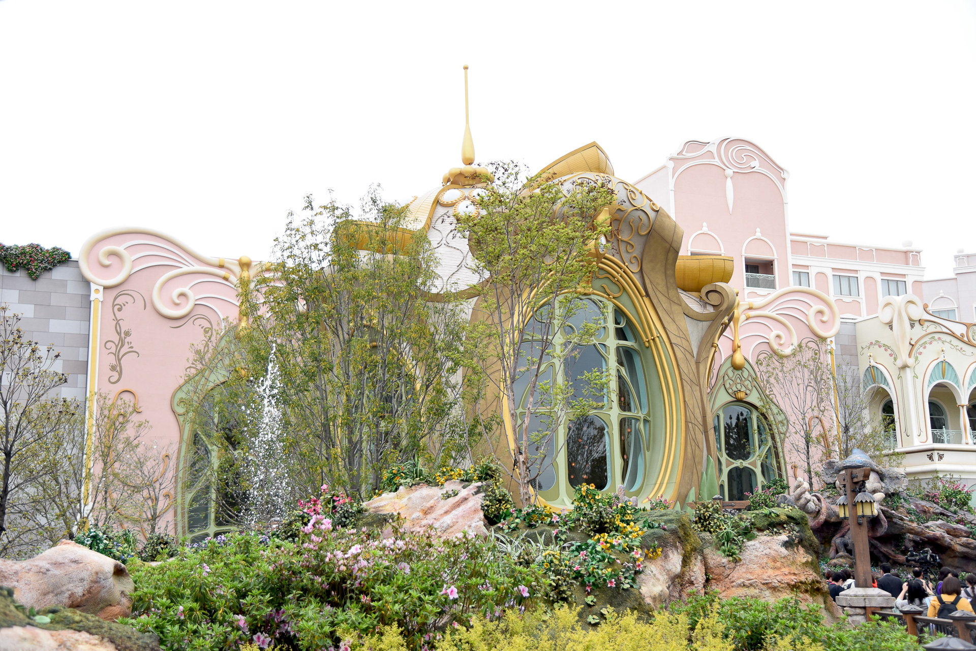 別荘から大きなお屋敷に、そしてホテルへと進化した物語がベースだ