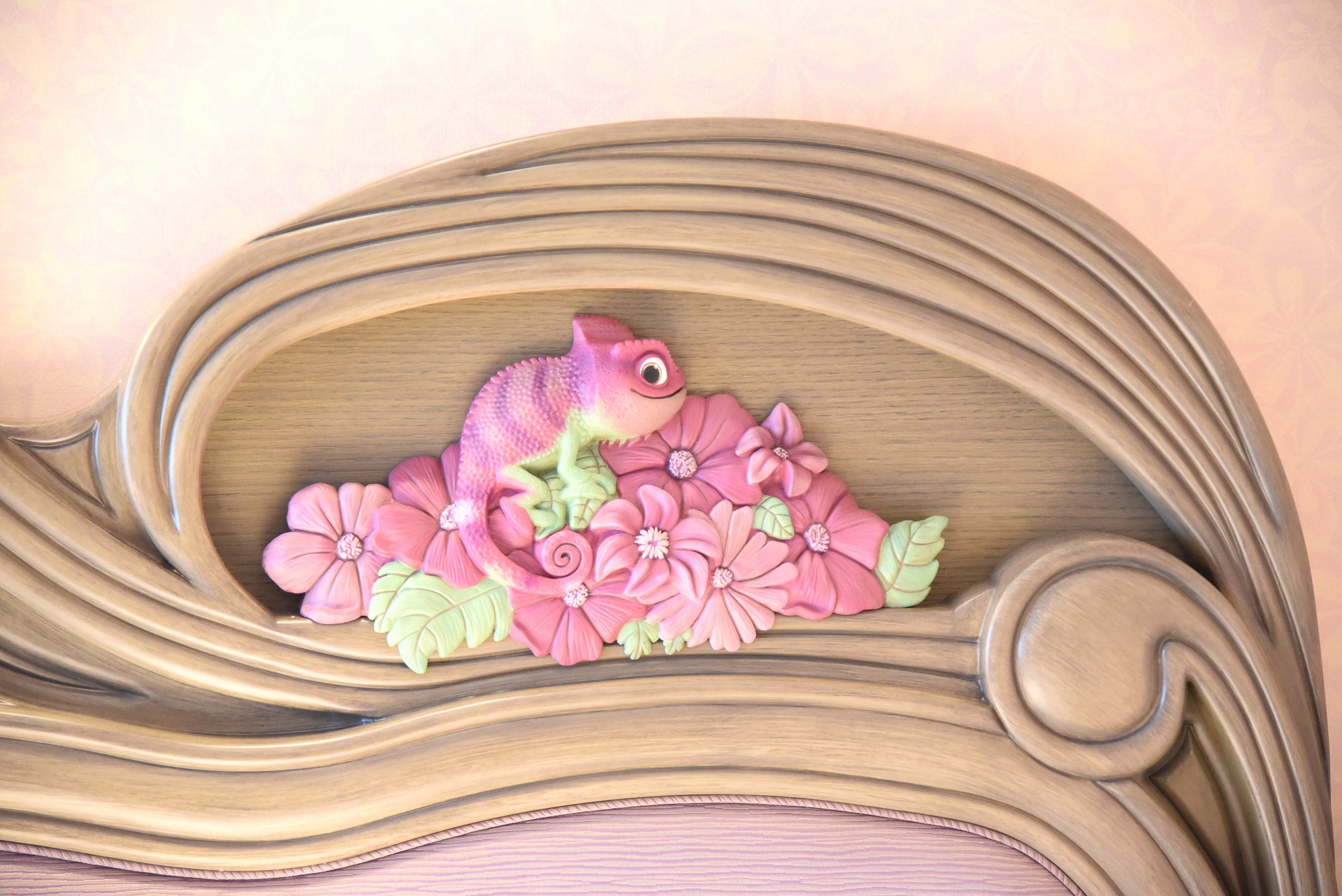 草花を彫刻したアールデコ調のダイナミックな装飾がベッドボードに。よく見るとパスカルも！