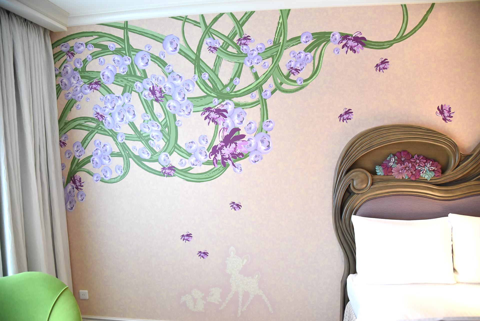 壁にはまるでエリアからやってきたかのような生き生きとした草木のアートも、下には……