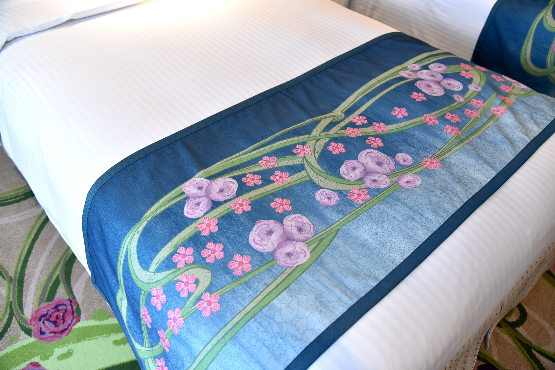 フットスローには草花が描かれている