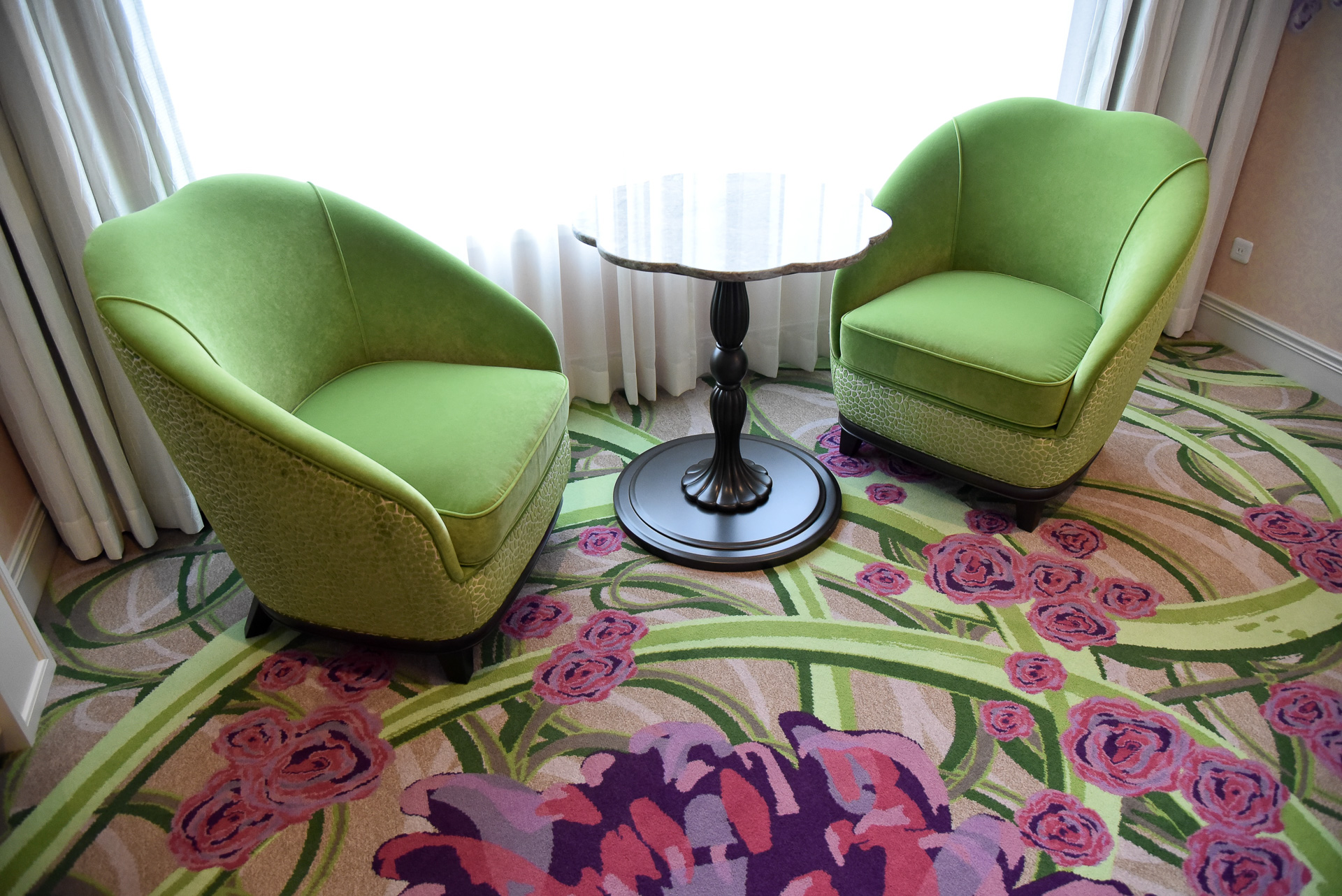 窓際には休憩にぴったりなテーブル＆チェア