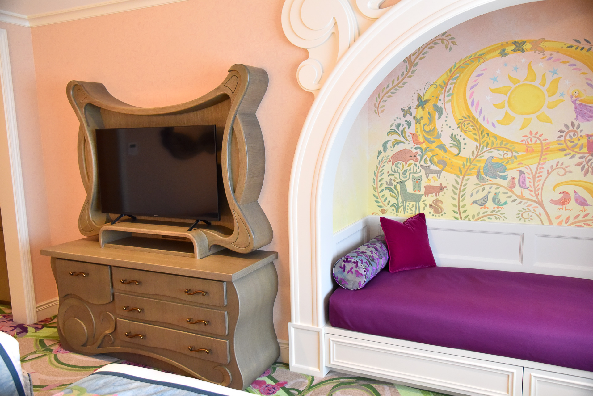 テレビまわり。ディズニーチャンネルなどが視聴できる