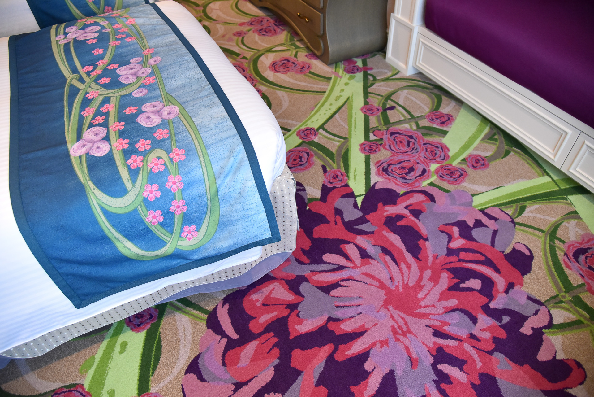 床の絨毯にいたるまですべてがロマンティック