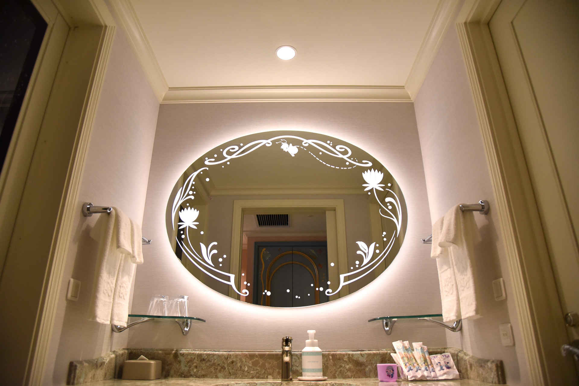 パウダールームにはホタルのレイを発見