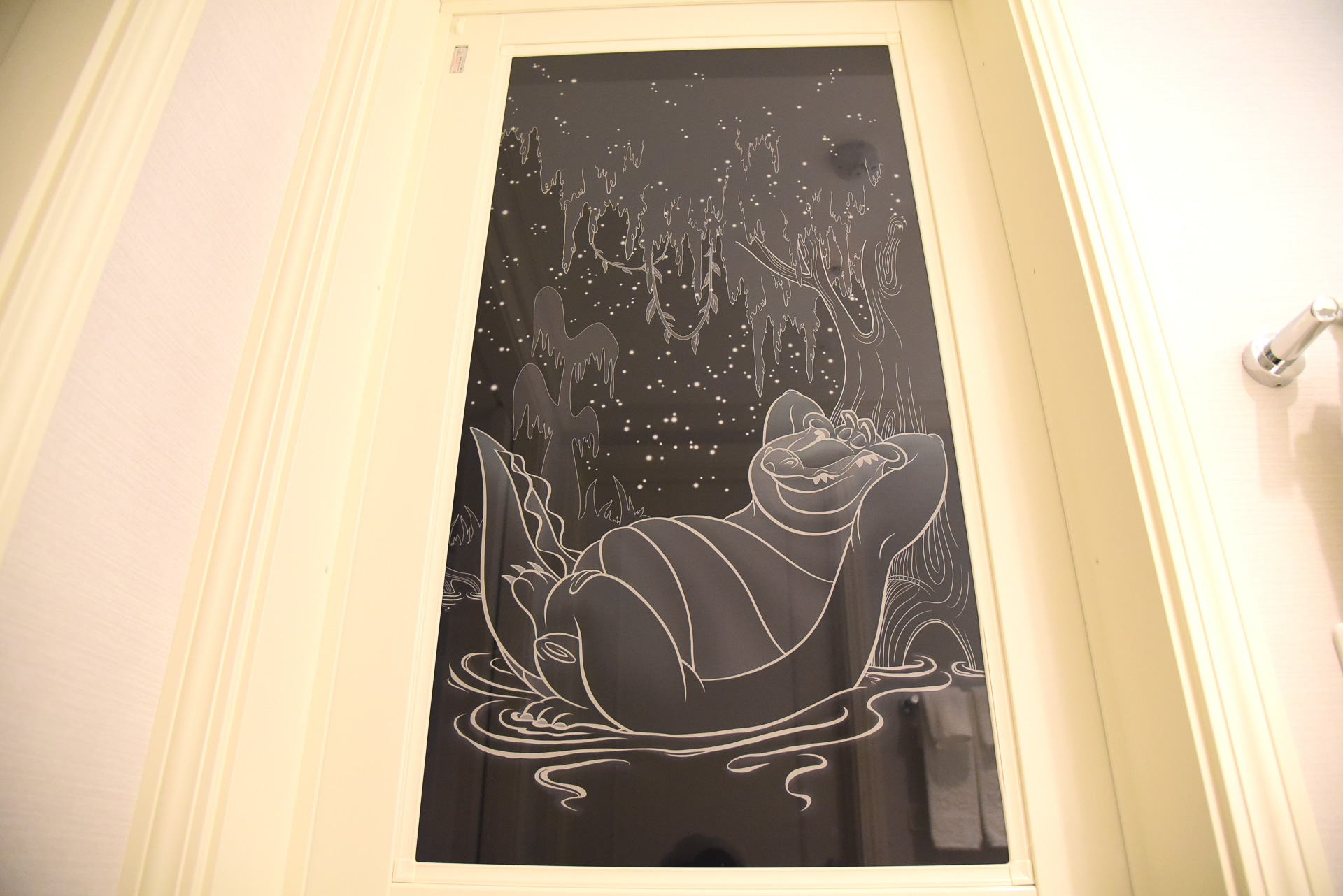 入り口のドアにはジャズ・ミュージシャンになることを夢見るルイスが描かれていた