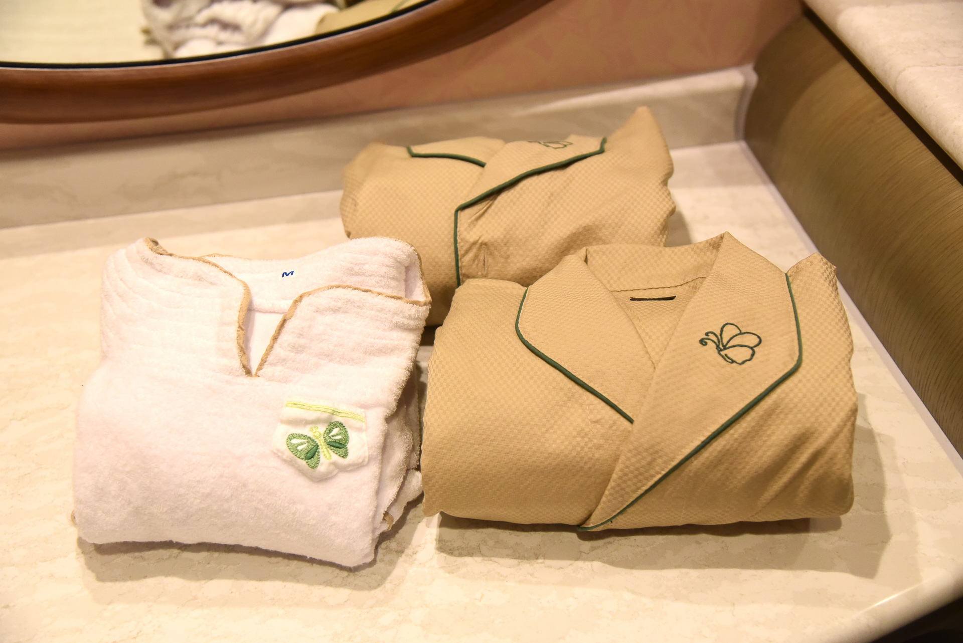 ルームウェアの貸し出しも。こちらの胸元には蝶が踊る