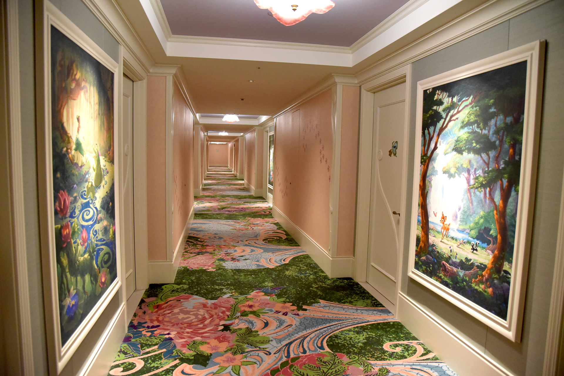 廊下には、プリンセスが描かれた絵画が飾られている