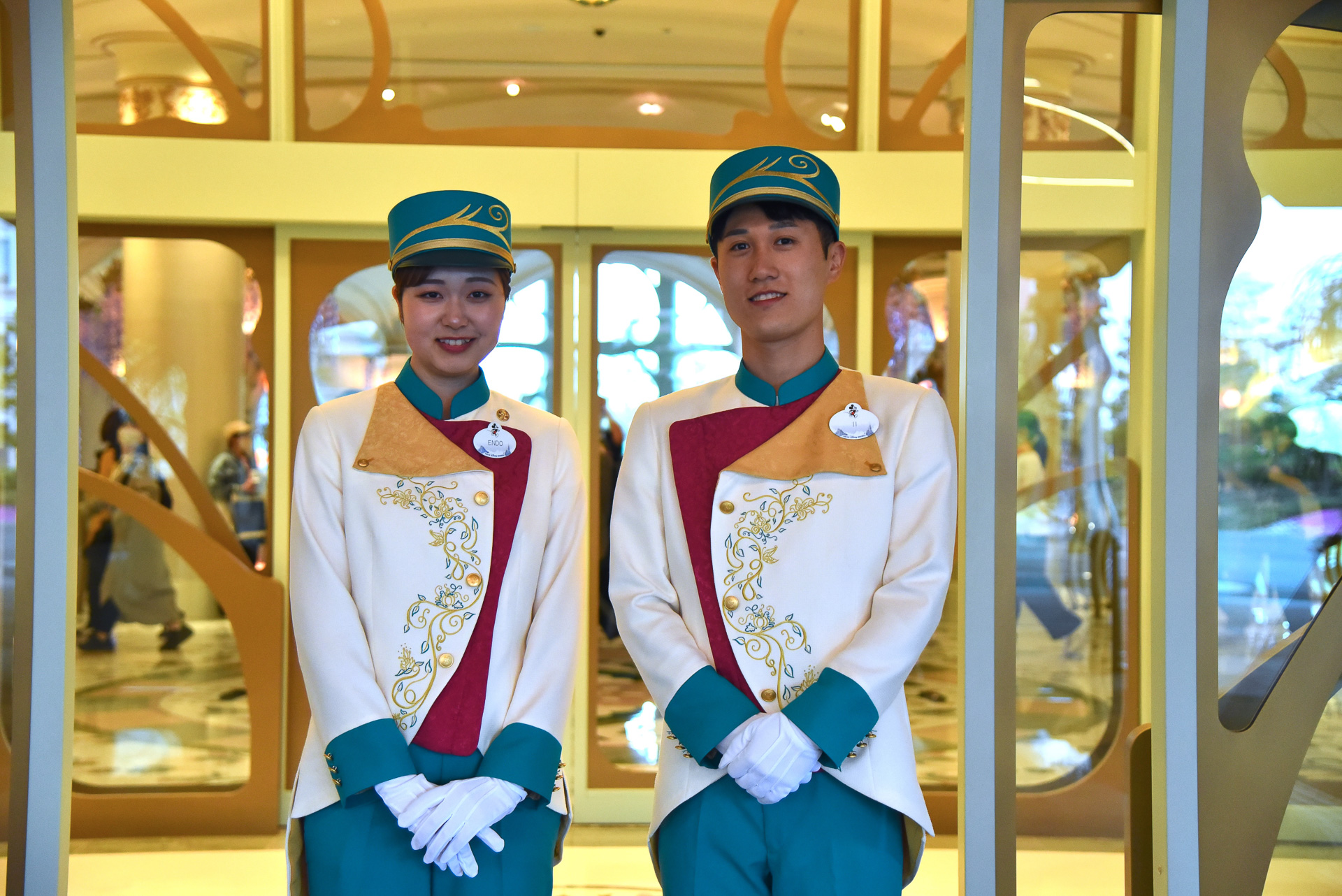 魔法の花やかぼちゃ、蝶や花をデザインしたコスチュームが美しい