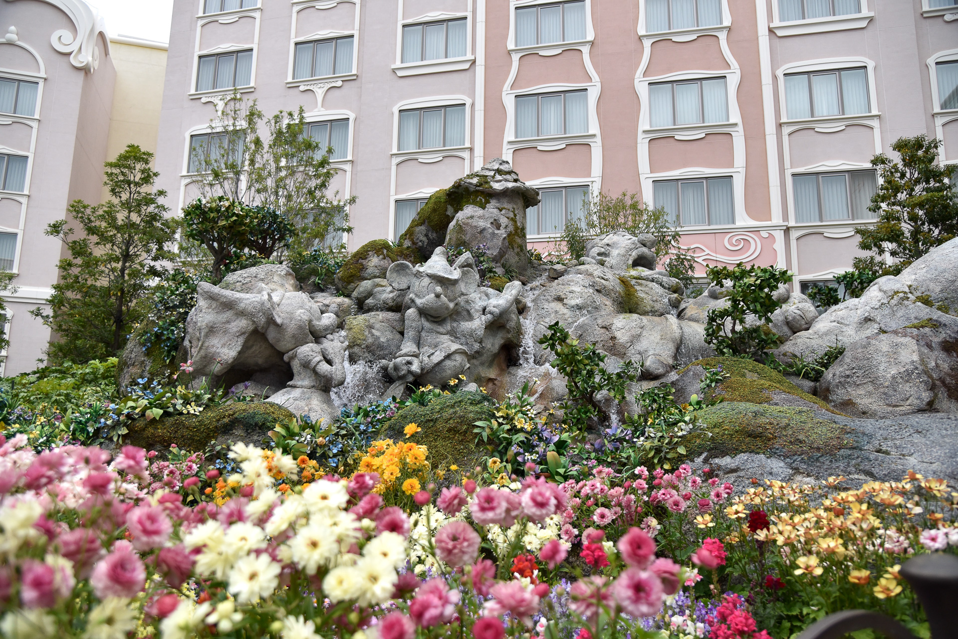 エントランス横には、ロックワークで映画「ミッキーの巨人退治」のキャラクターを表現