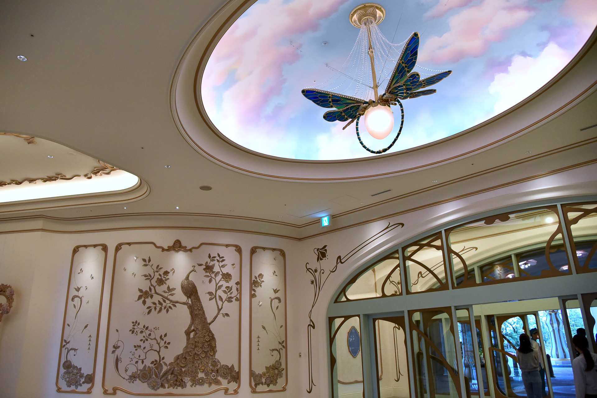 エントランスを進むと目の前に広がるのが「グランドロビー」