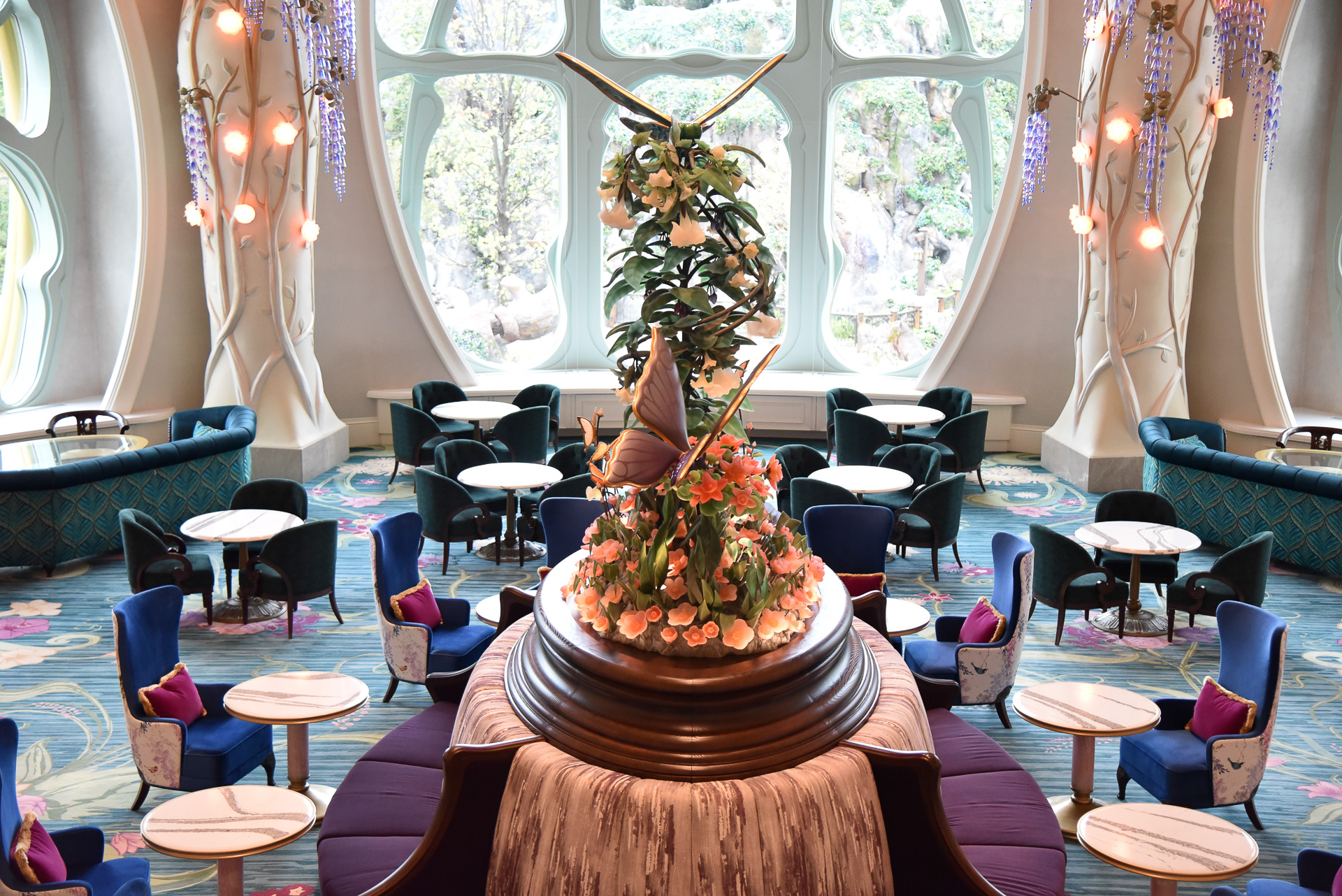 ラウンジの中心にはオブジェが飾られている