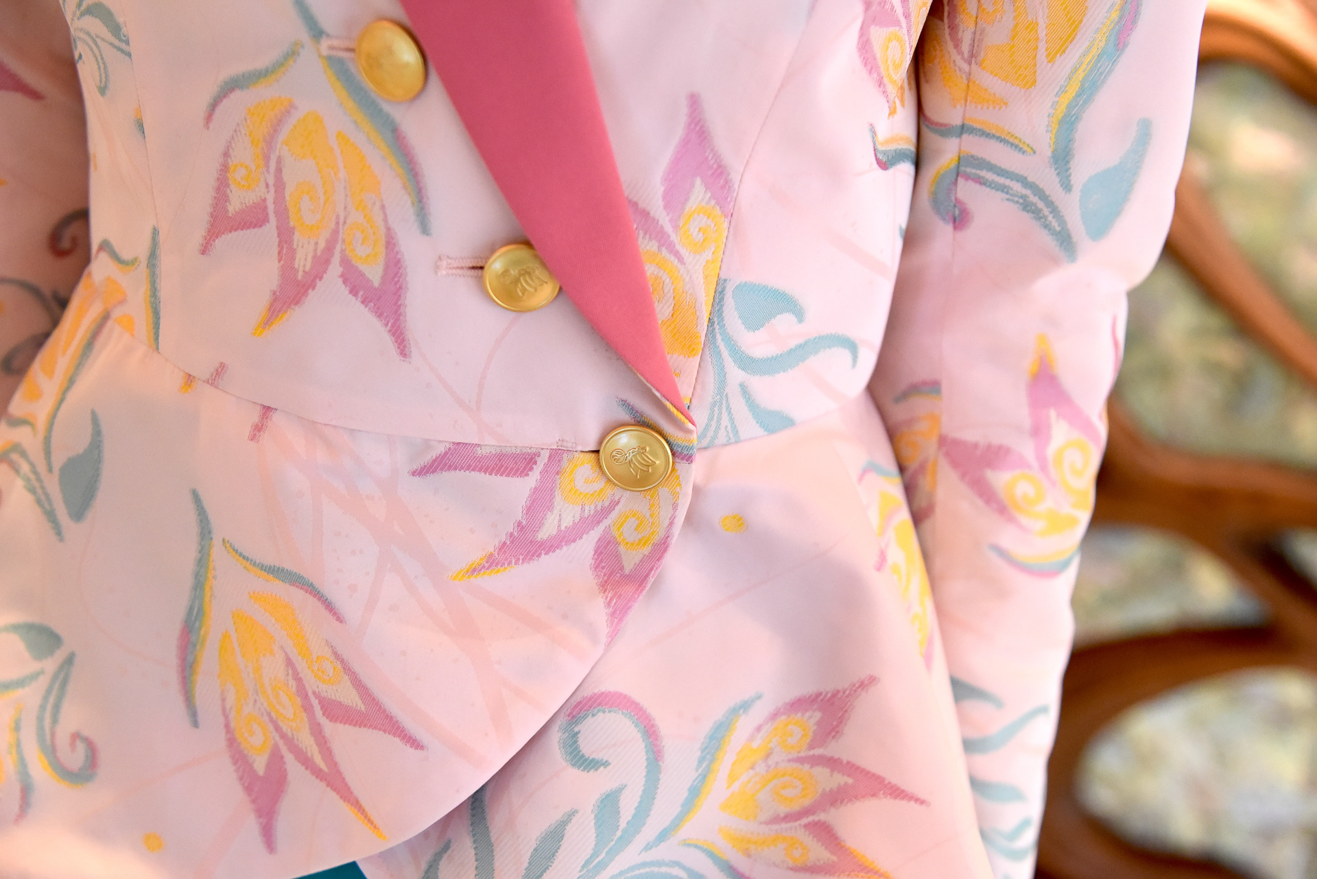 コスチュームには花々と蝶デザインのボタンが付属