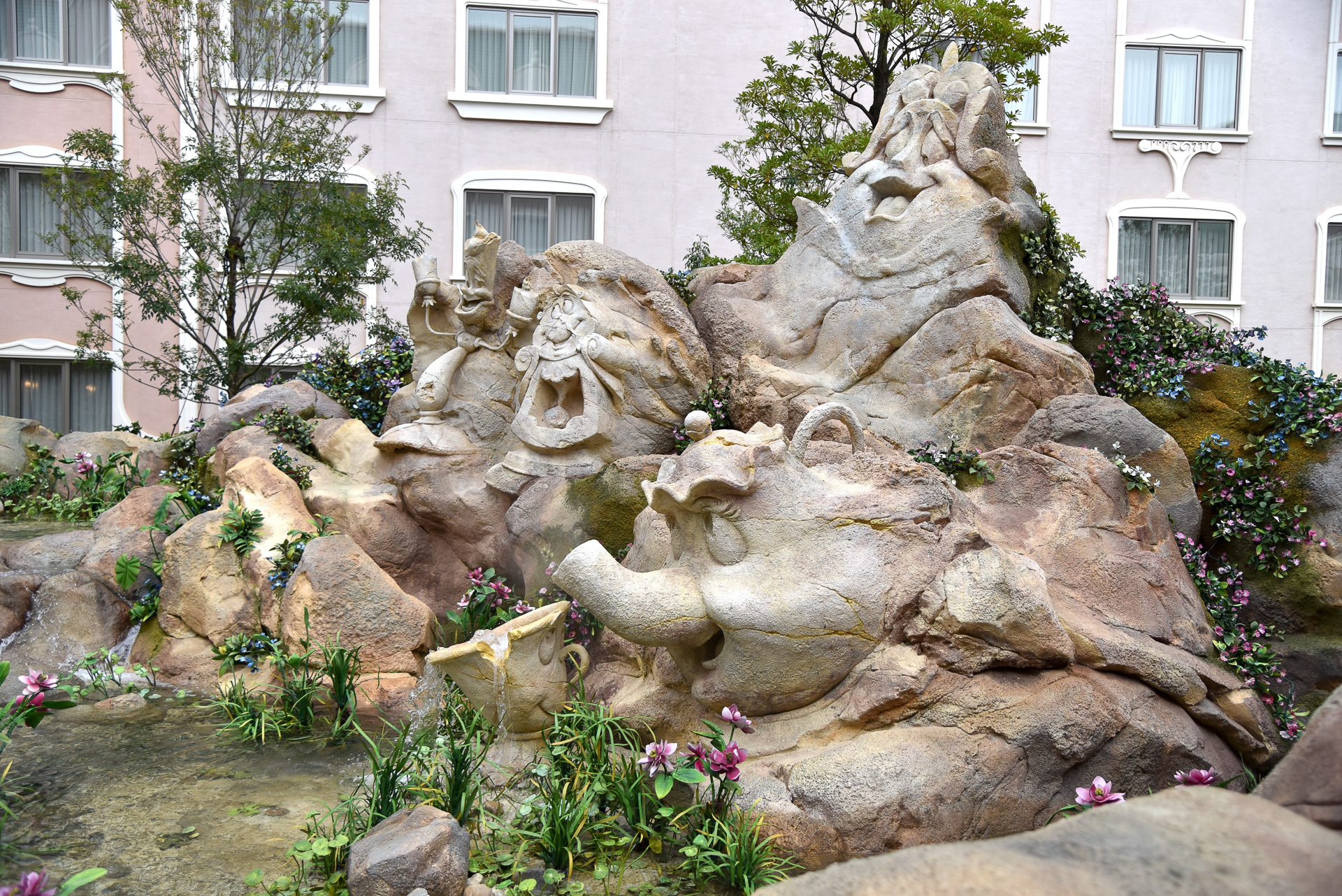 映画「美女と野獣」のロックワークが施されている