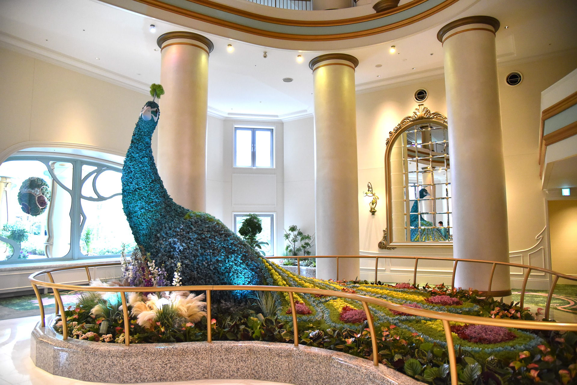 客室へ向かう途中の「コンサバトリー」。藤の木のオブジェは映画「プリンセスと魔法のキス」を彷彿させる