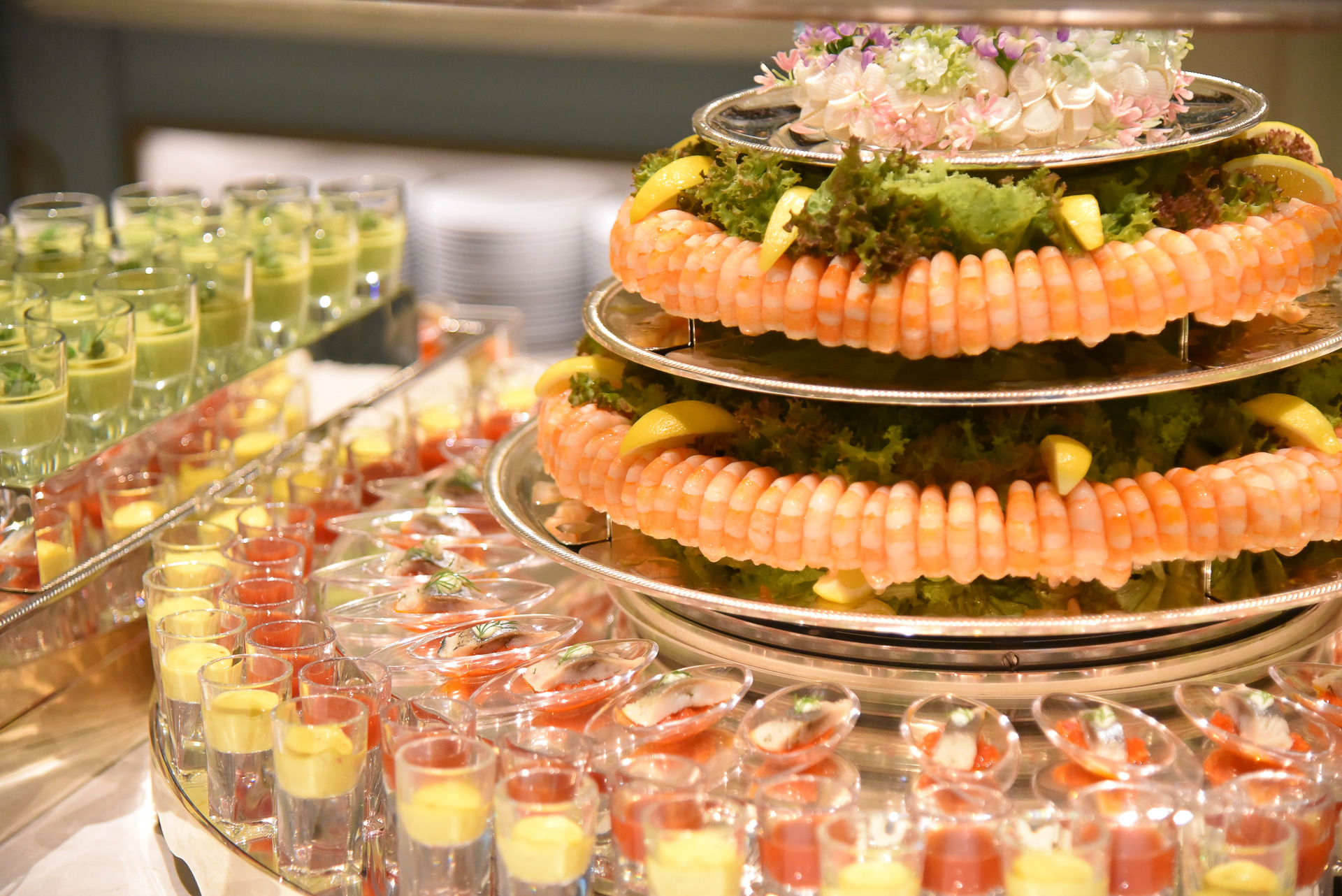 ダイナミックな盛り付けから映えを意識したデザートまで美食があふれていた