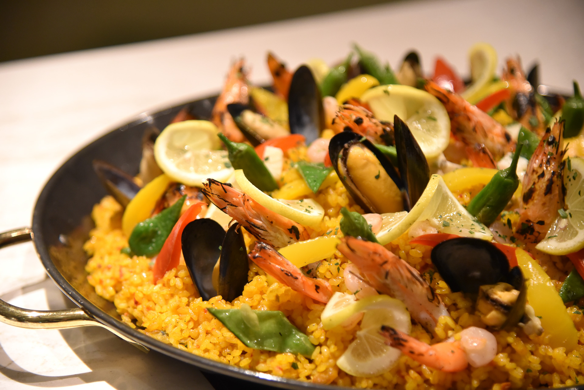 ダイナミックな盛り付けから映えを意識したデザートまで美食があふれていた