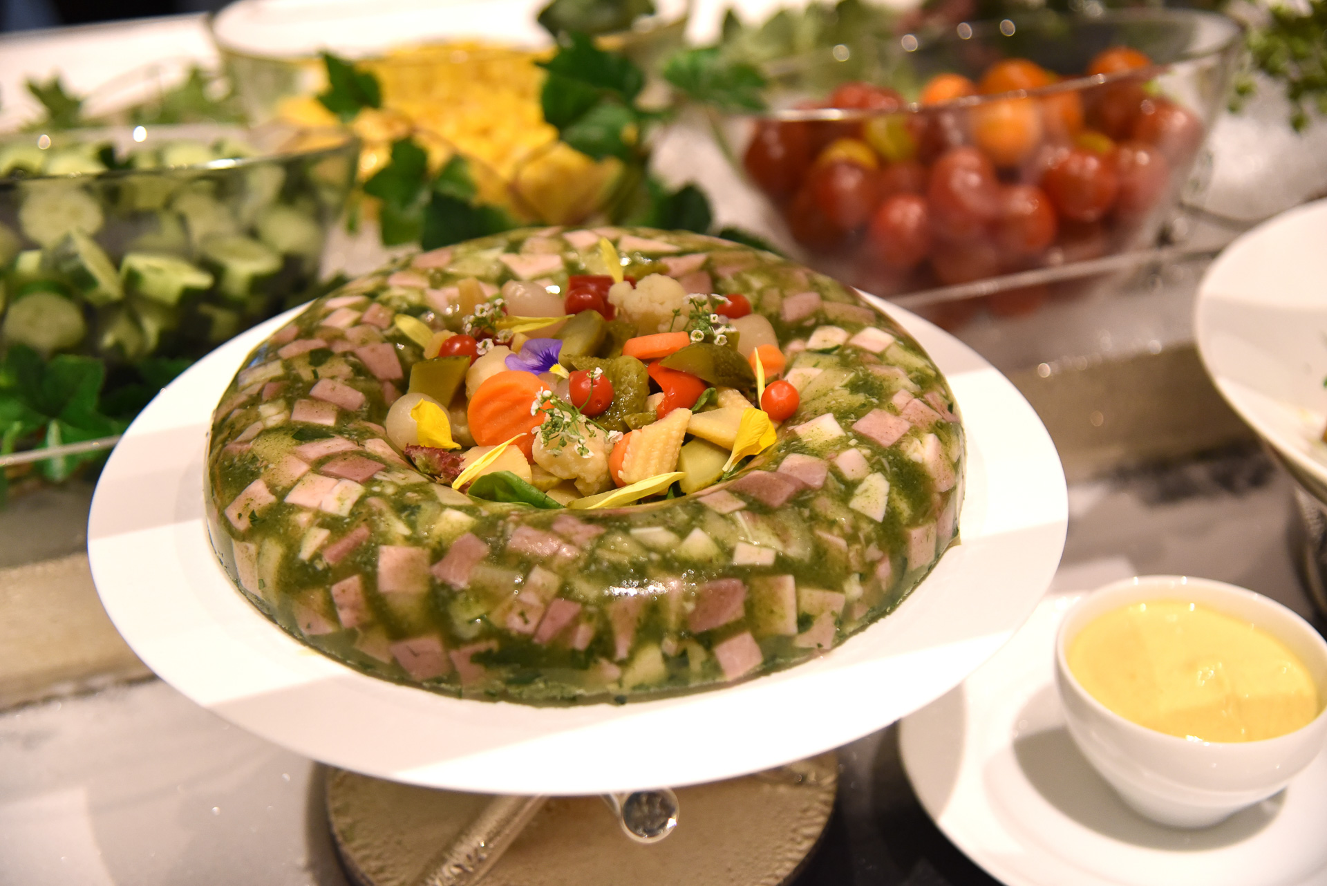 ダイナミックな盛り付けから映えを意識したデザートまで美食があふれていた