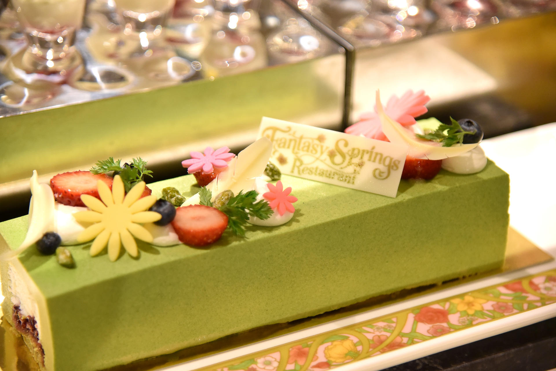 ダイナミックな盛り付けから映えを意識したデザートまで美食があふれていた